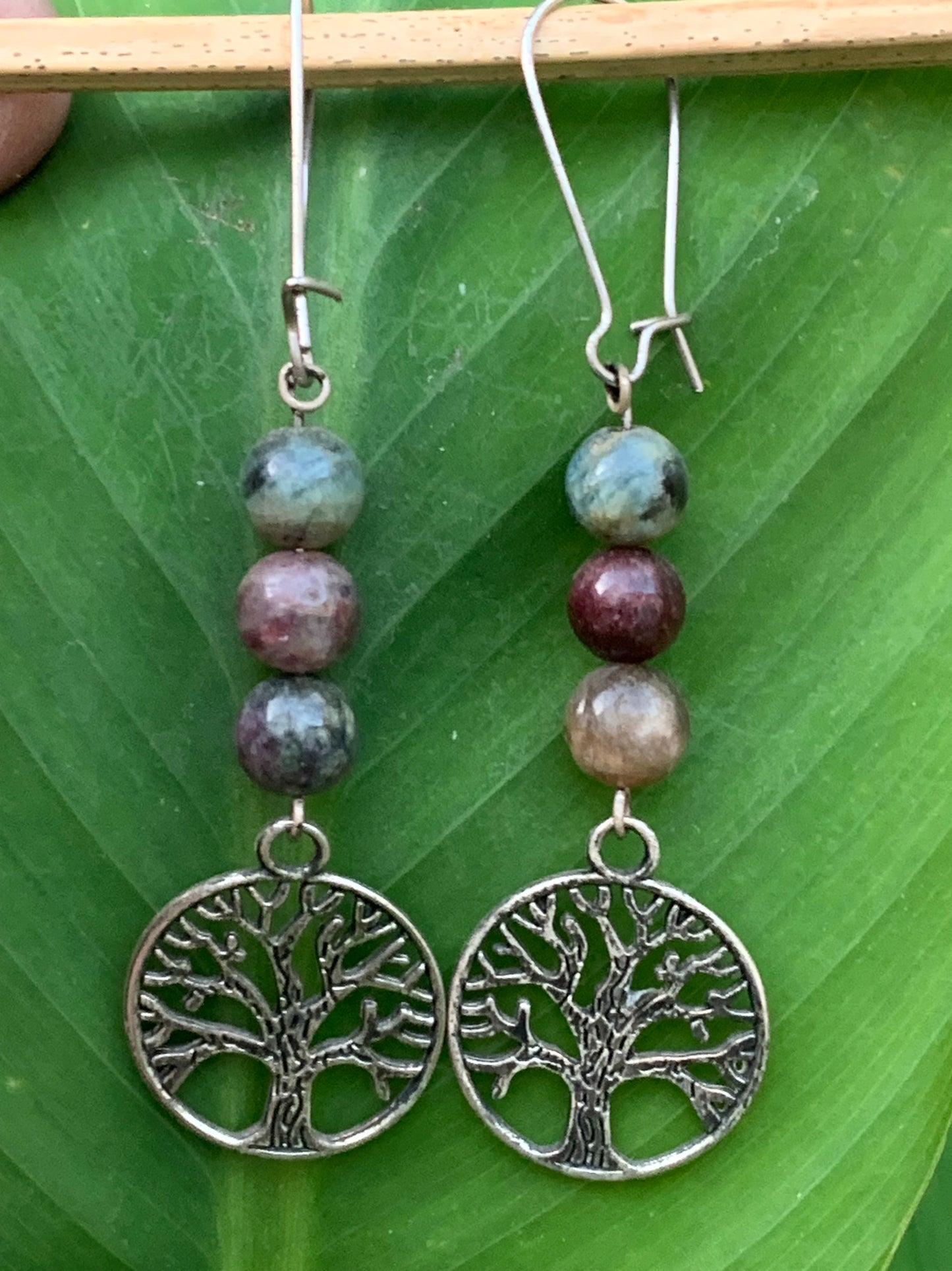 Boucles d'oreilles en Tourmaline rose (Rubellite), 3 perles de 8mm sur tige avec arbre de vie, qualité AA à AAA. Finition Argent ou laiton argenté, parfait !