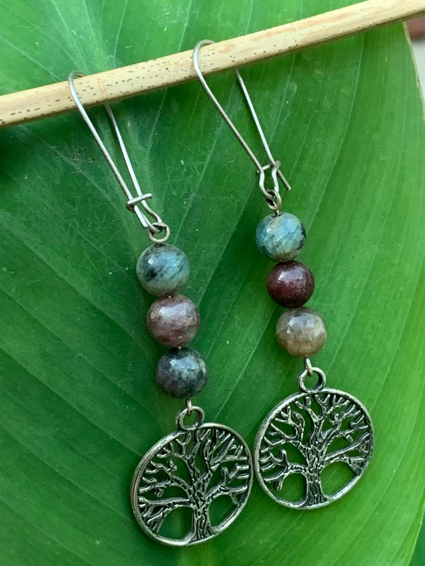 Boucles d'oreilles en Tourmaline rose (Rubellite), 3 perles de 8mm sur tige avec arbre de vie, qualité AA à AAA. Finition Argent ou laiton argenté, parfait !