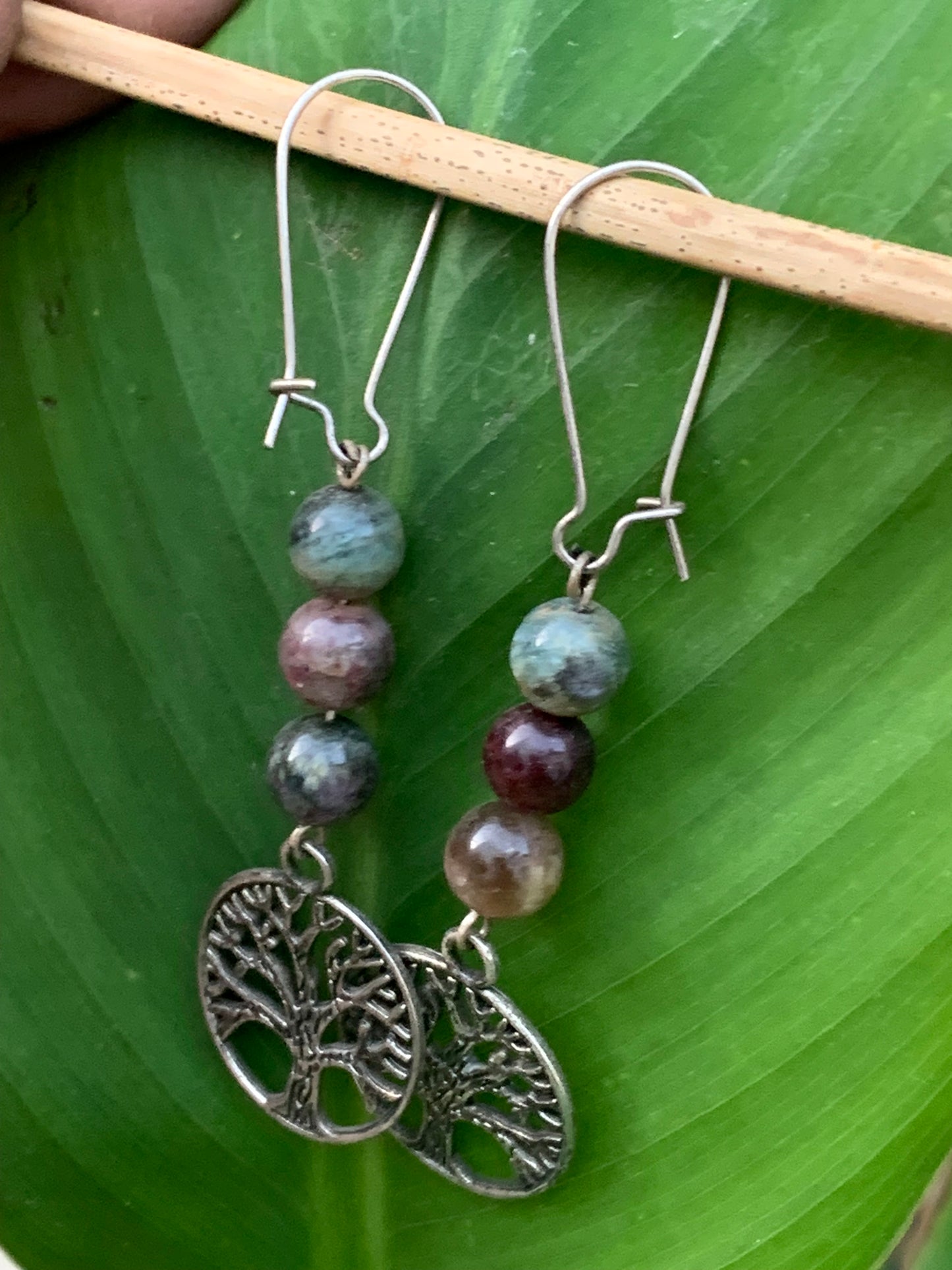 Boucles d'oreilles en Tourmaline rose (Rubellite), 3 perles de 8mm sur tige avec arbre de vie, qualité AA à AAA. Finition Argent ou laiton argenté, parfait !