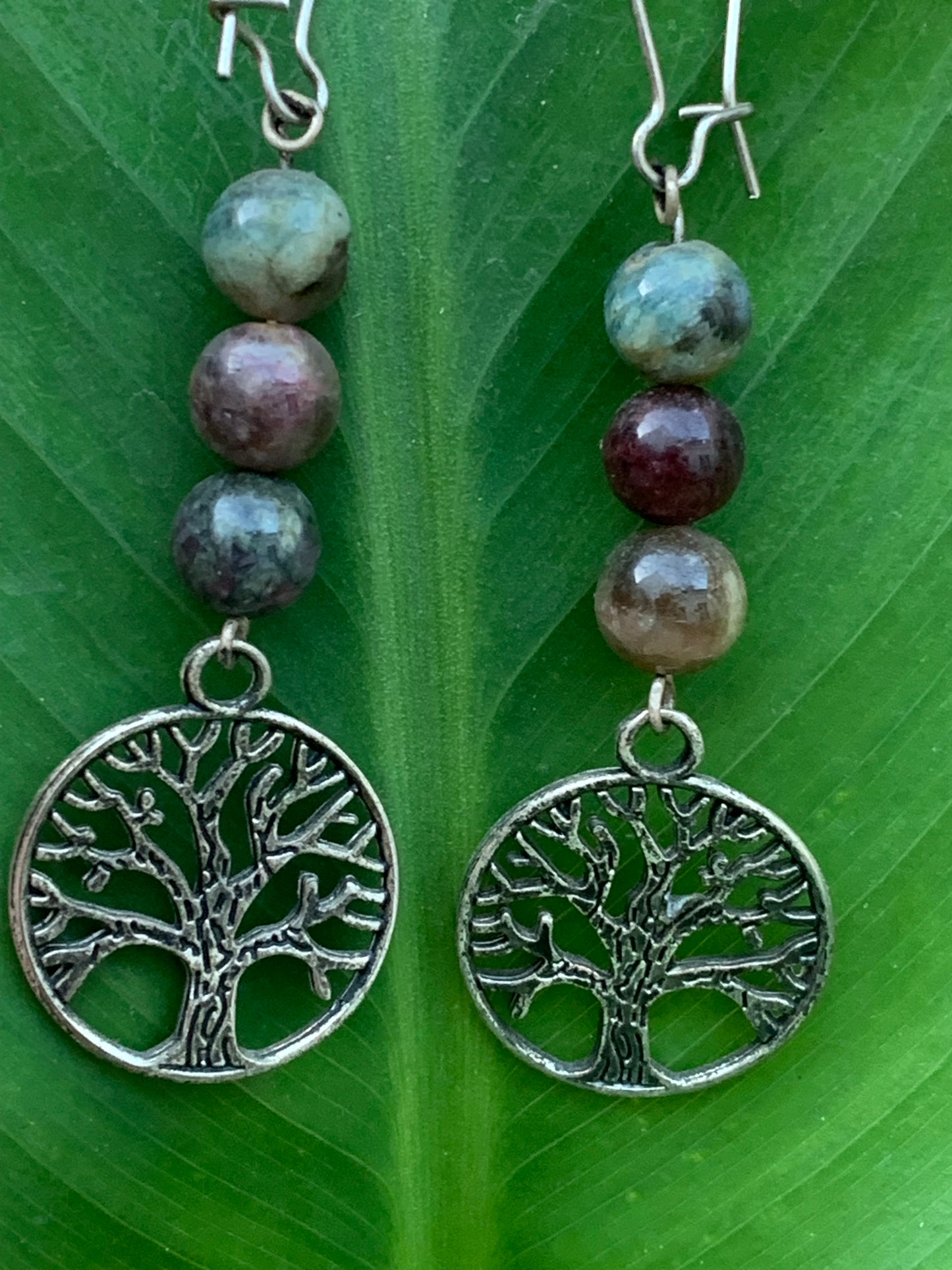 Boucles d'oreilles en Tourmaline rose (Rubellite), 3 perles de 8mm sur tige avec arbre de vie, qualité AA à AAA. Finition Argent ou laiton argenté, parfait !