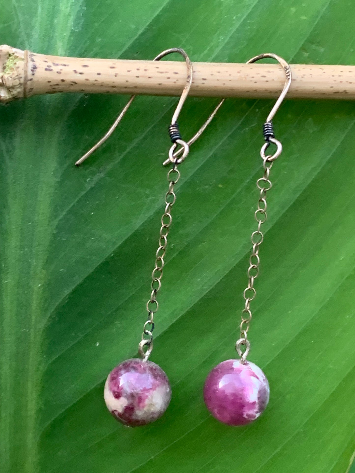 Boucles d'oreilles en Tourmaline rose (Rubellite), perle volante sur chaînette en métal, qualité AA à AAA. Finition Argent ou laiton argenté, parfait !