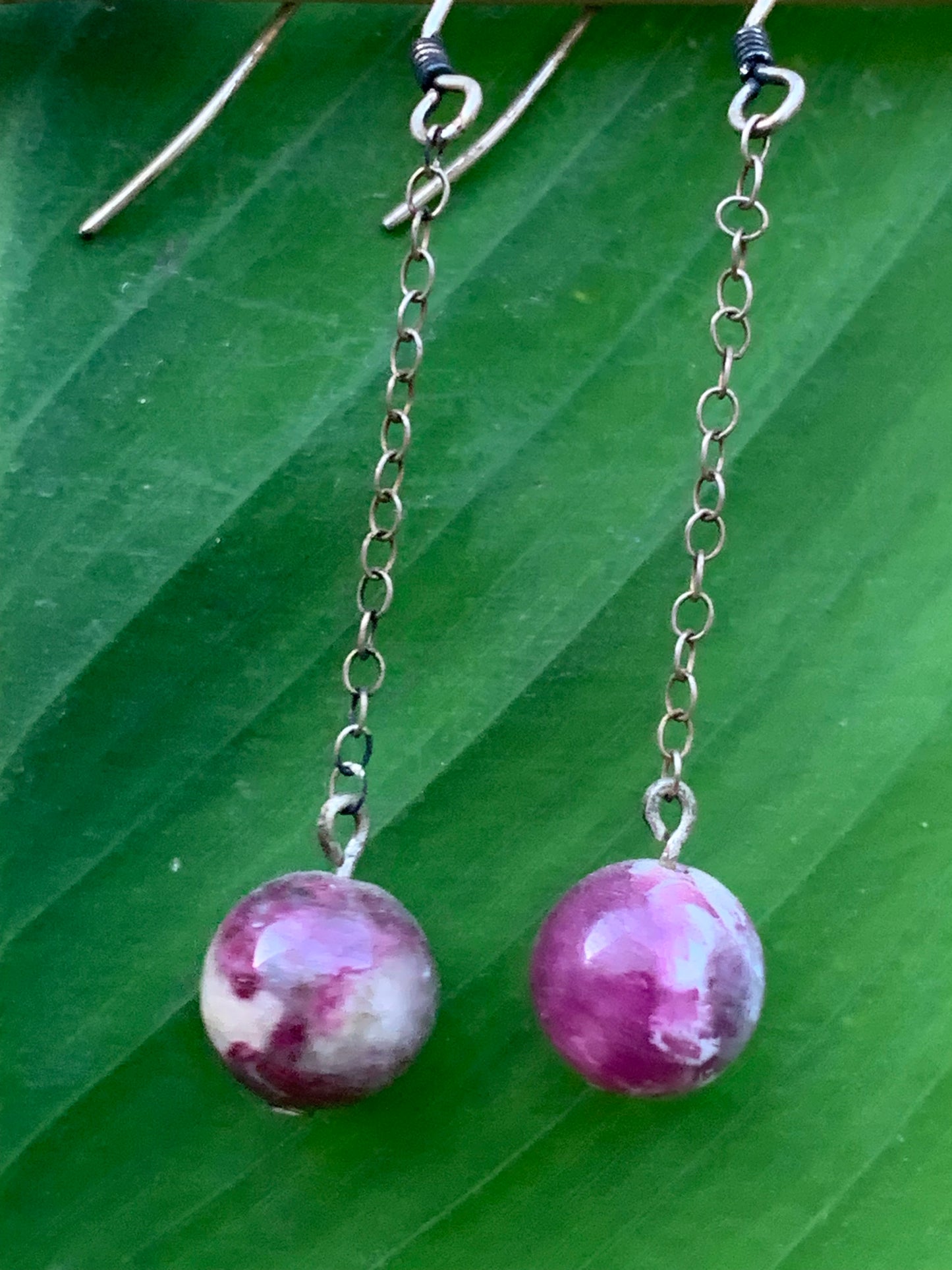 Boucles d'oreilles en Tourmaline rose (Rubellite), perle volante sur chaînette en métal, qualité AA à AAA. Finition Argent ou laiton argenté, parfait !