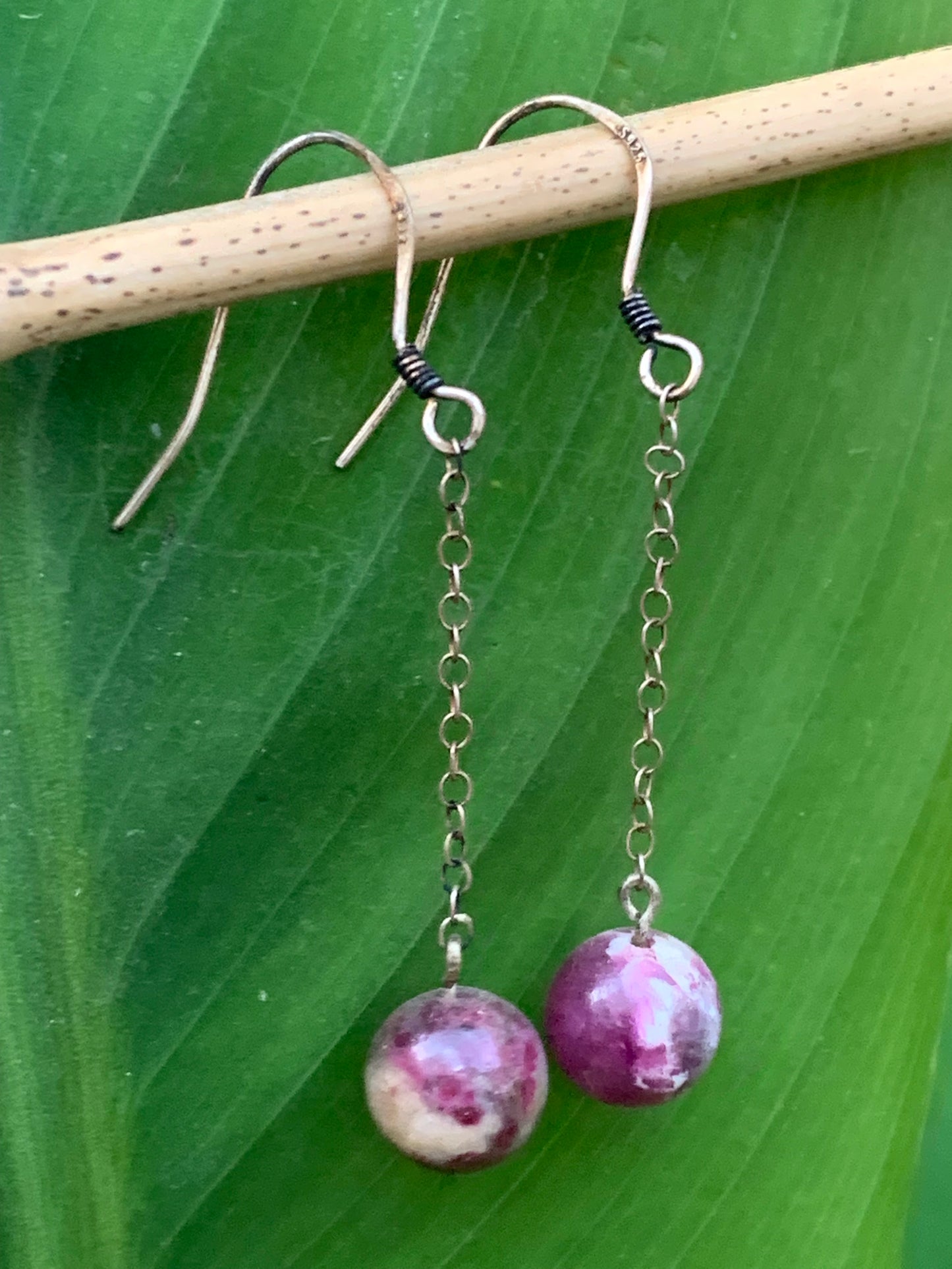 Boucles d'oreilles en Tourmaline rose (Rubellite), perle volante sur chaînette en métal, qualité AA à AAA. Finition Argent ou laiton argenté, parfait !
