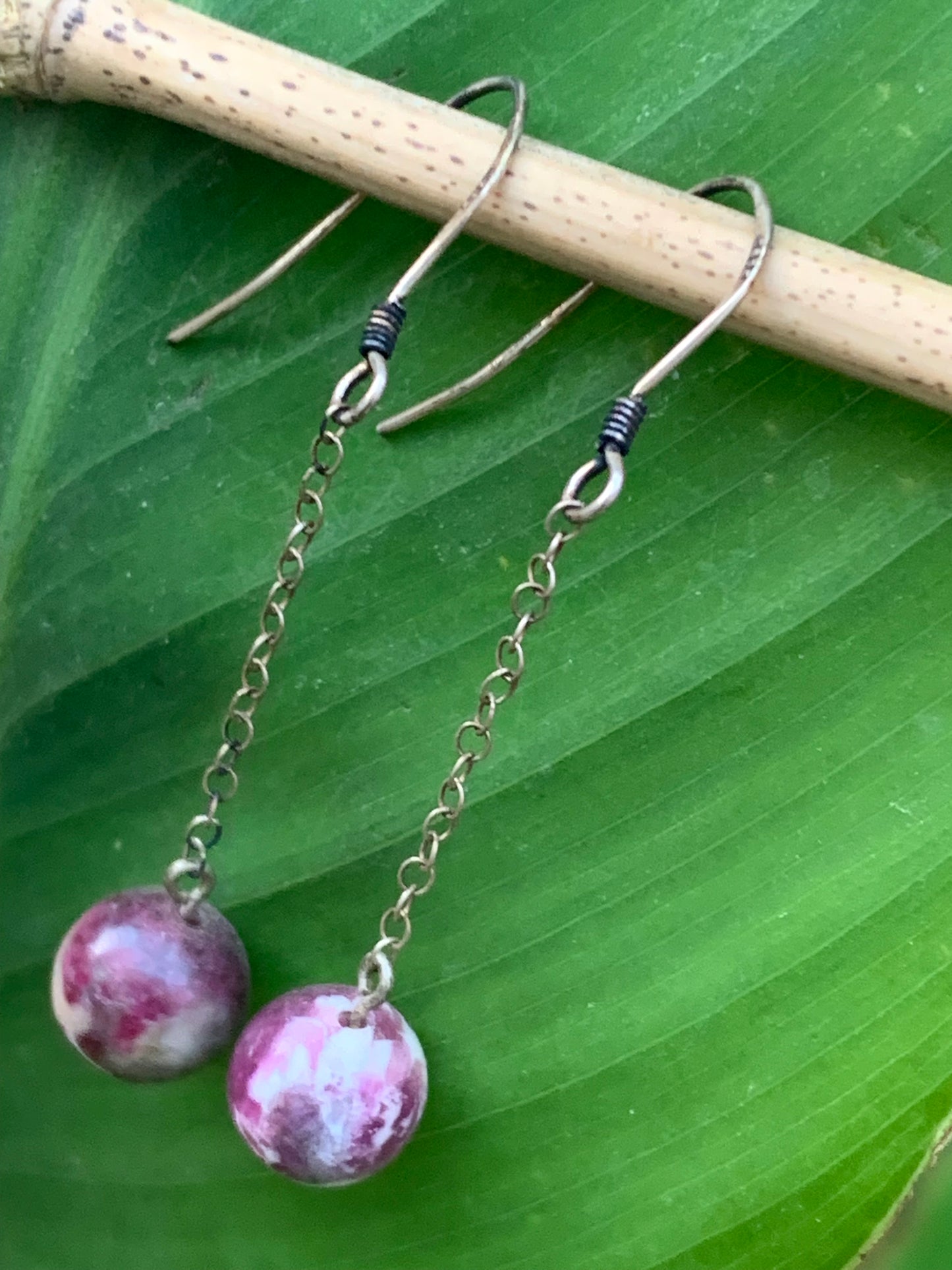 Boucles d'oreilles en Tourmaline rose (Rubellite), perle volante sur chaînette en métal, qualité AA à AAA. Finition Argent ou laiton argenté, parfait !