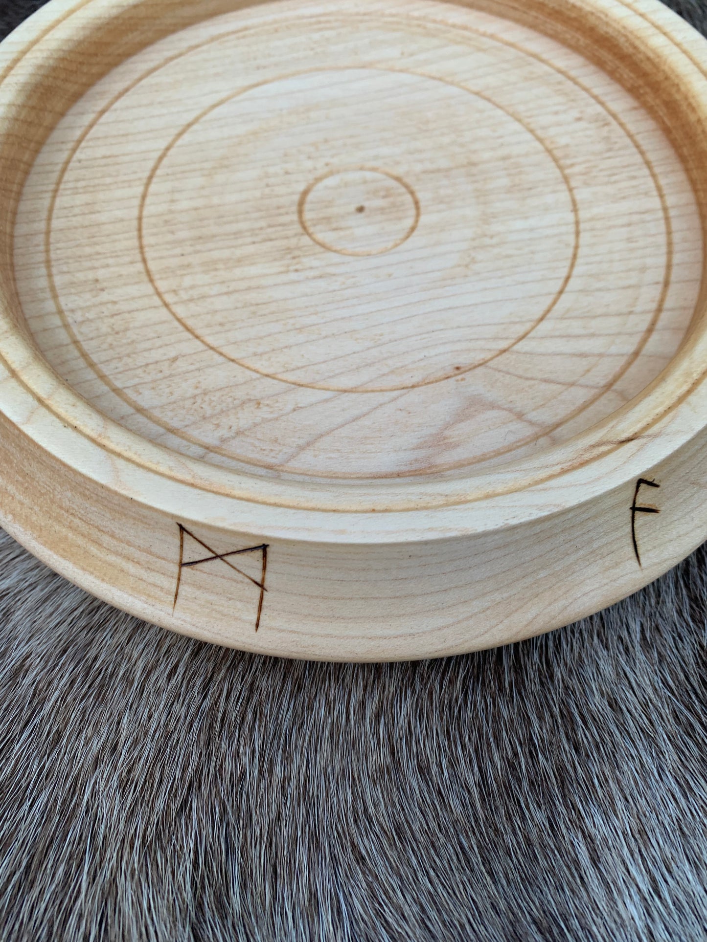 Grande assiette en bois avec ou sans gravure de Runes, 200 mm de diamètre x 30 de haut - 350 grammes. Fait main en France (19), très belle qualité, magnifique pièce !