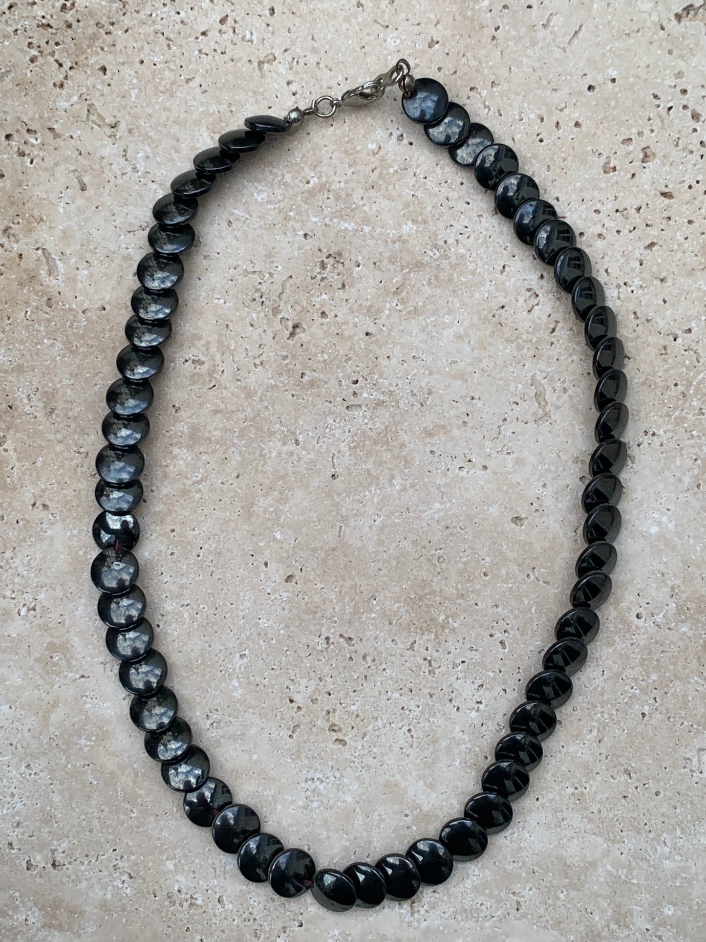 Hématite, collier en perles 'Pastille' de 10x2 mm. 3 finitions au choix pour le fermoir, Argent, laiton doré ou argenté !
