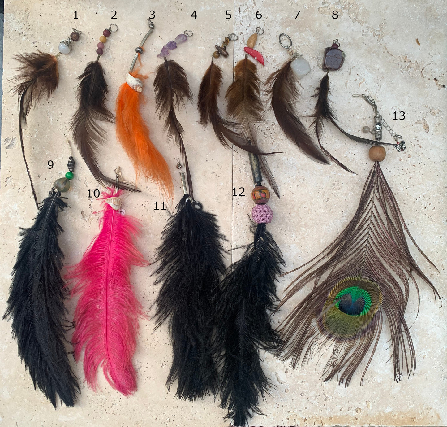Créations artisanales en plumes de coq, paon ou autruche – Sublimez sacs, instruments et objets du quotidien avec élégance !