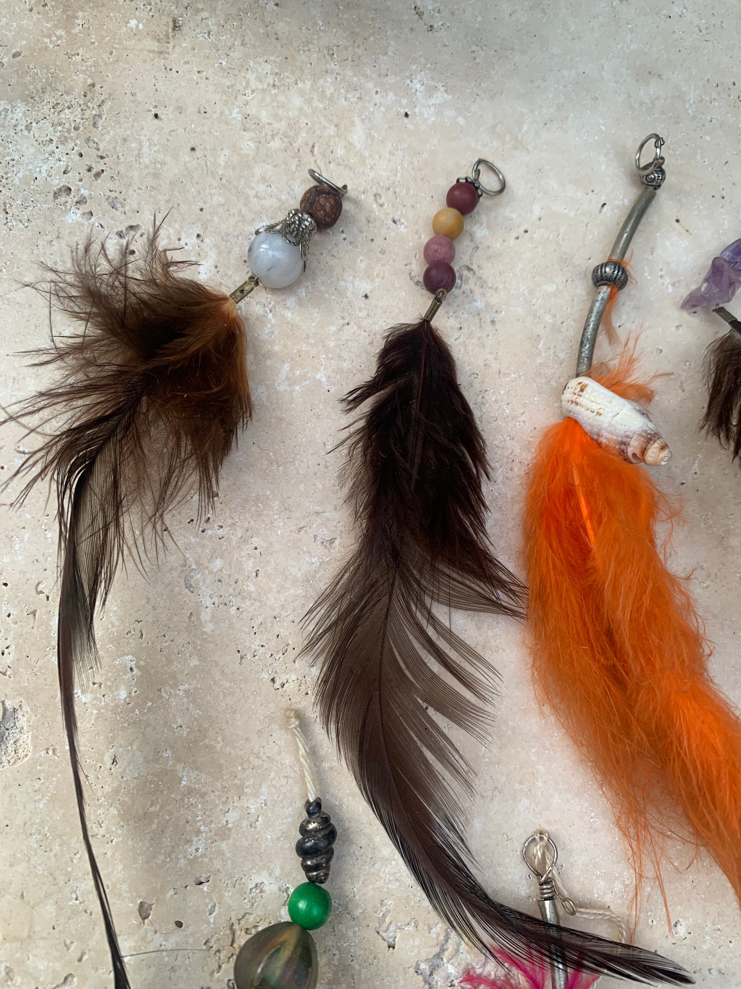 Créations artisanales en plumes de coq, paon ou autruche – Sublimez sacs, instruments et objets du quotidien avec élégance !