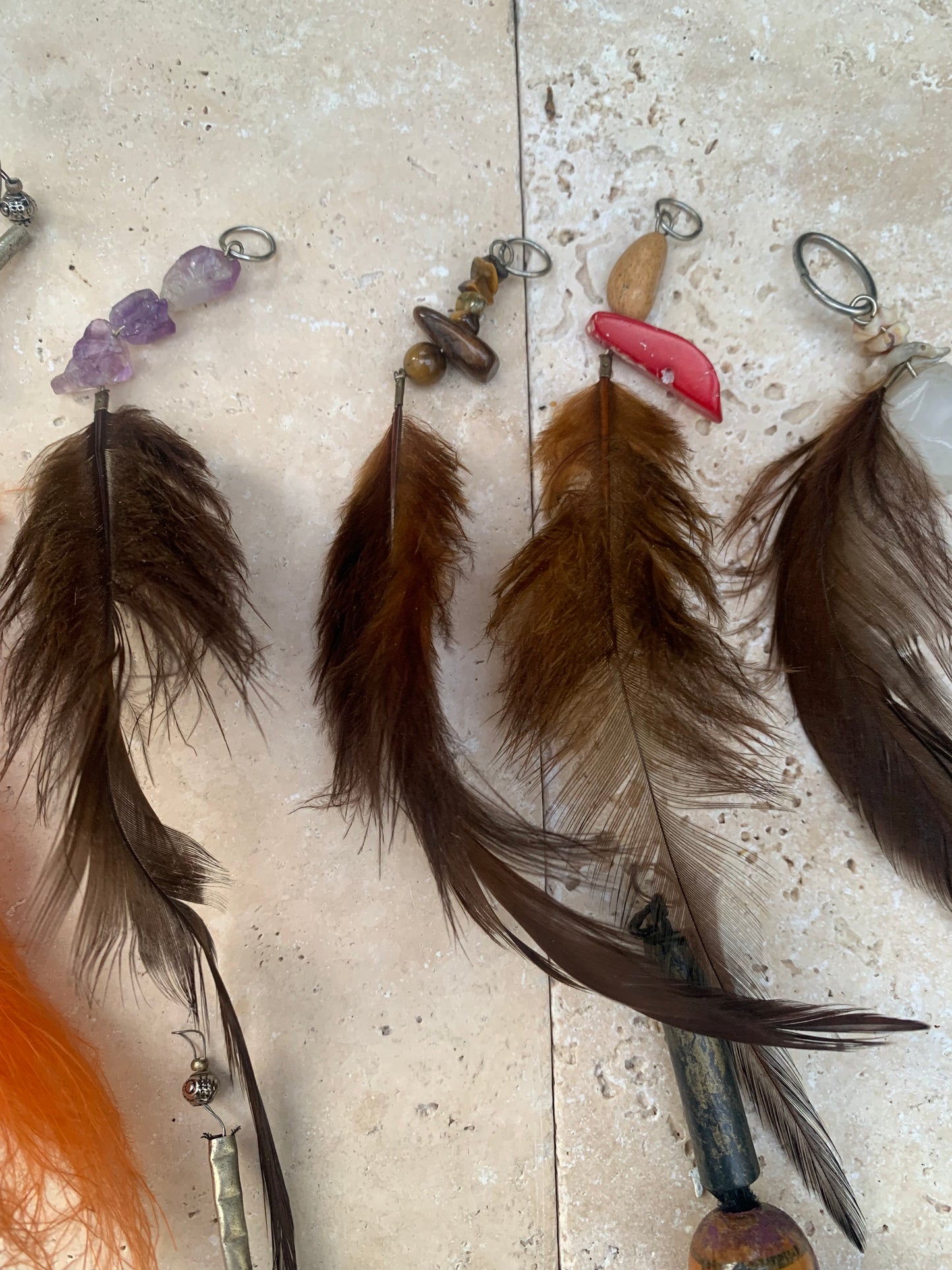 Créations artisanales en plumes de coq, paon ou autruche – Sublimez sacs, instruments et objets du quotidien avec élégance !