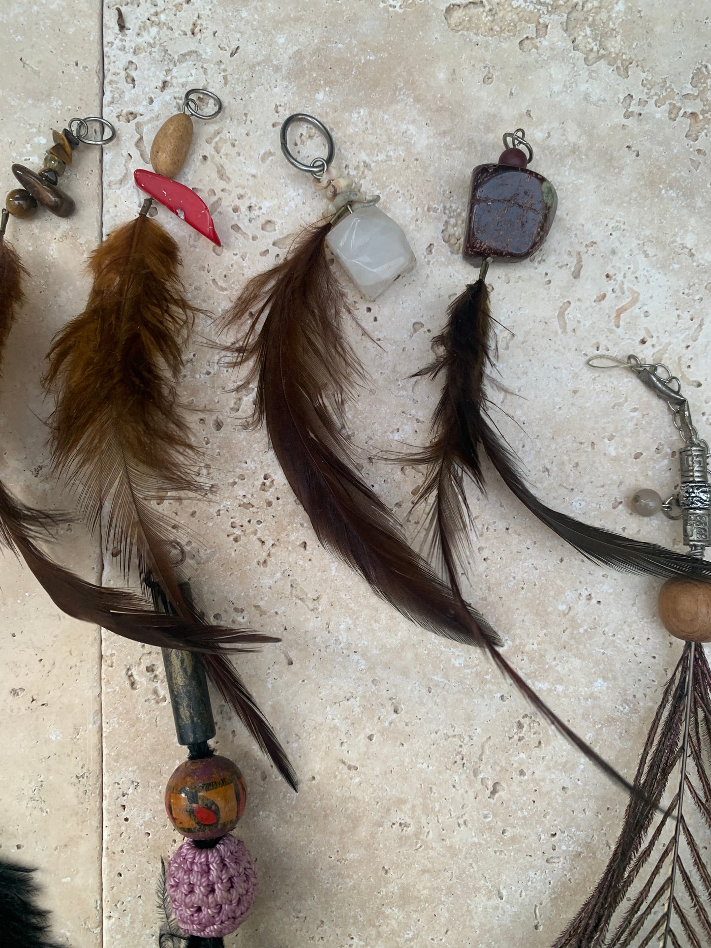 Créations artisanales en plumes de coq, paon ou autruche – Sublimez sacs, instruments et objets du quotidien avec élégance !