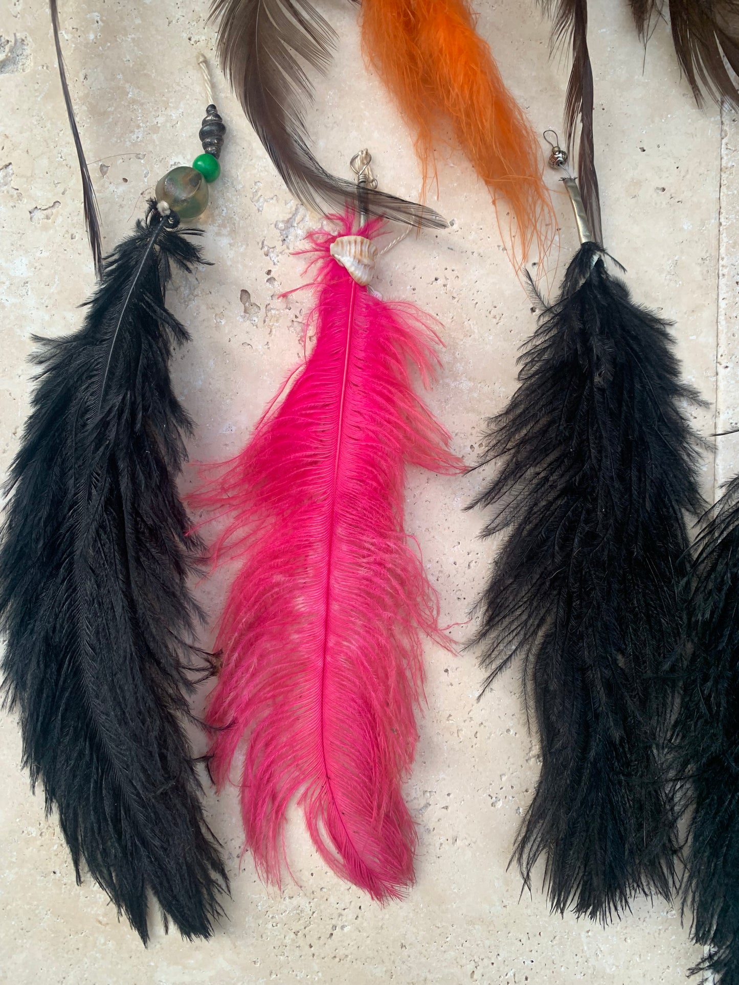 Créations artisanales en plumes de coq, paon ou autruche – Sublimez sacs, instruments et objets du quotidien avec élégance !