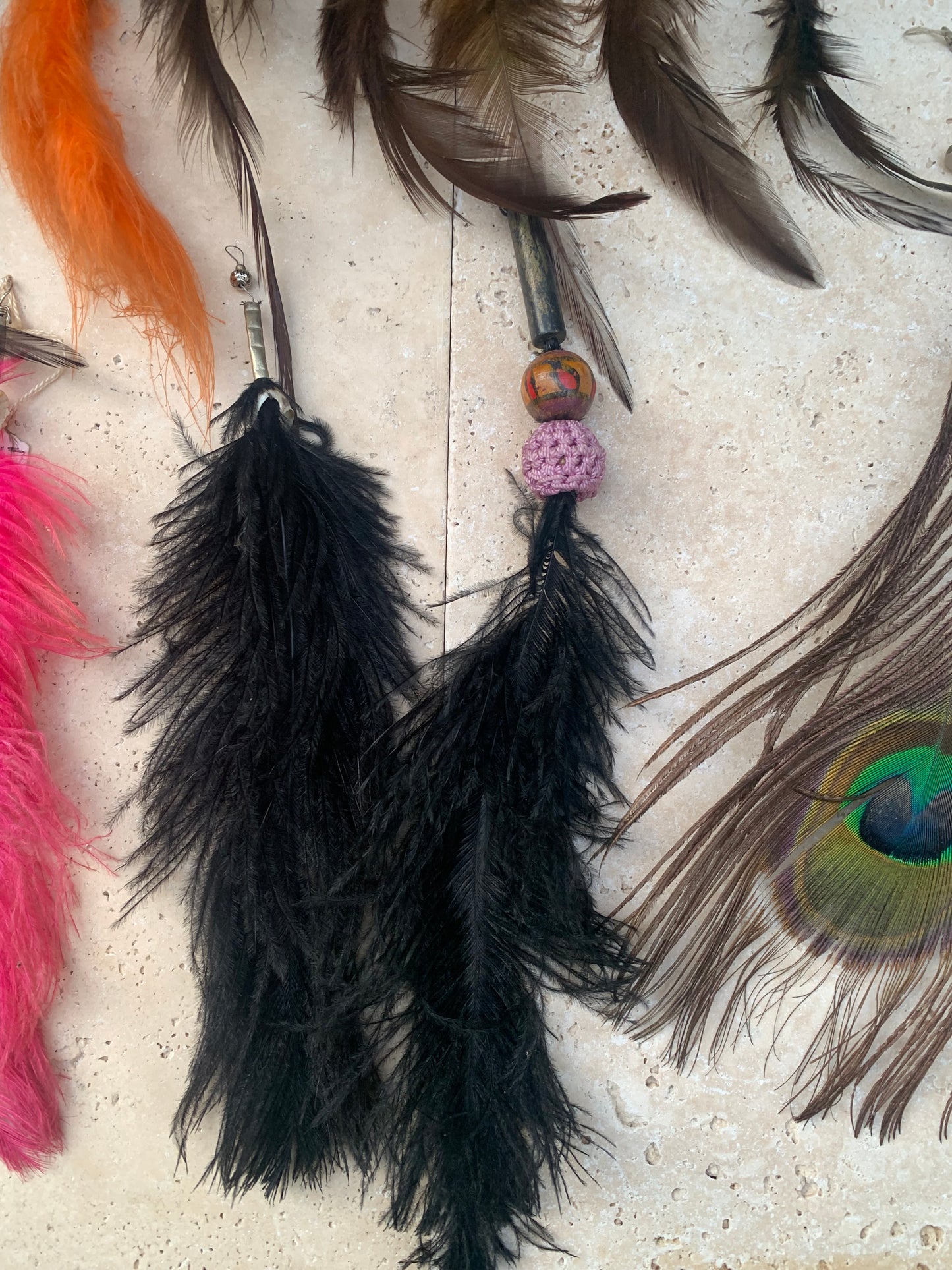 Créations artisanales en plumes de coq, paon ou autruche – Sublimez sacs, instruments et objets du quotidien avec élégance !