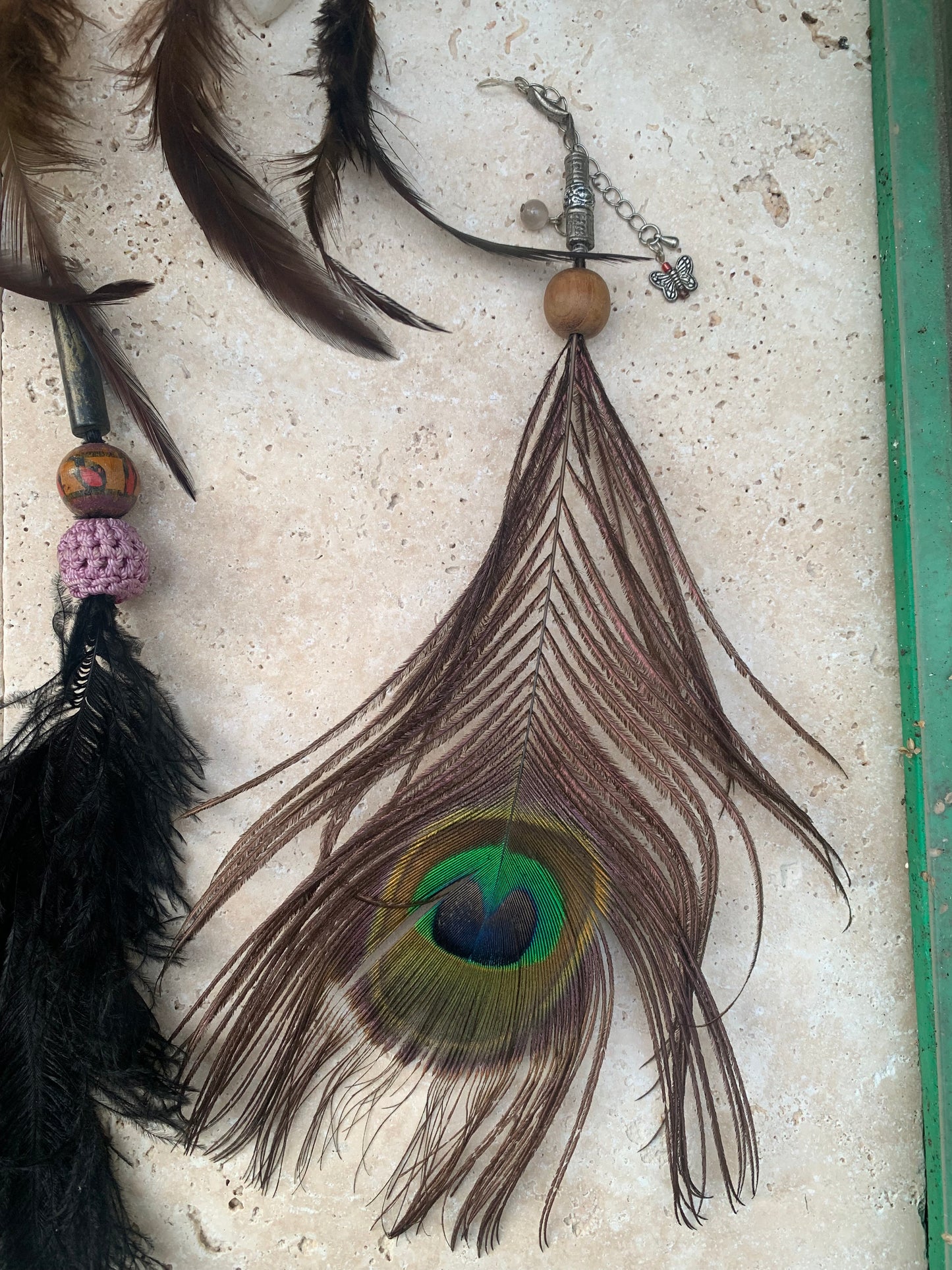 Créations artisanales en plumes de coq, paon ou autruche – Sublimez sacs, instruments et objets du quotidien avec élégance !