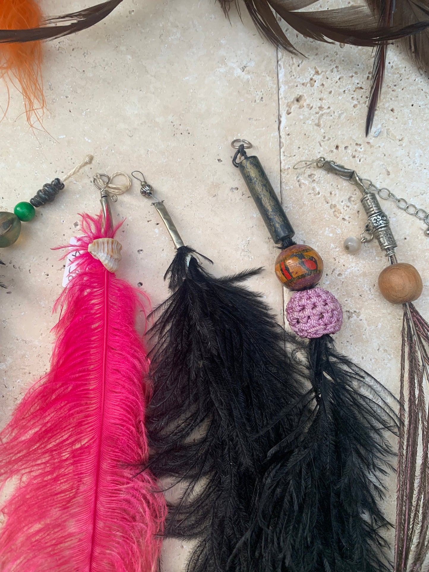Créations artisanales en plumes de coq, paon ou autruche – Sublimez sacs, instruments et objets du quotidien avec élégance !
