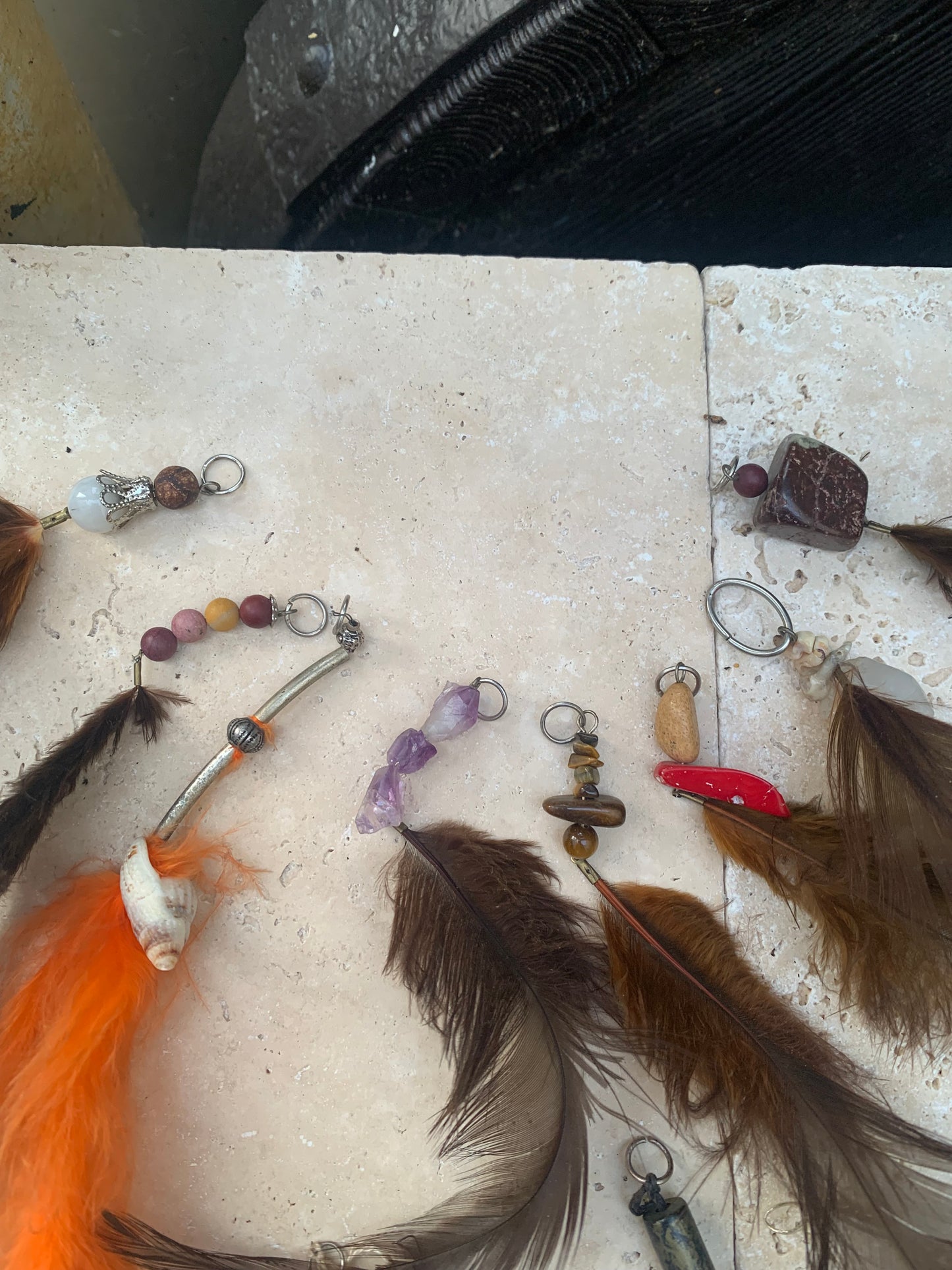 Créations artisanales en plumes de coq, paon ou autruche – Sublimez sacs, instruments et objets du quotidien avec élégance !