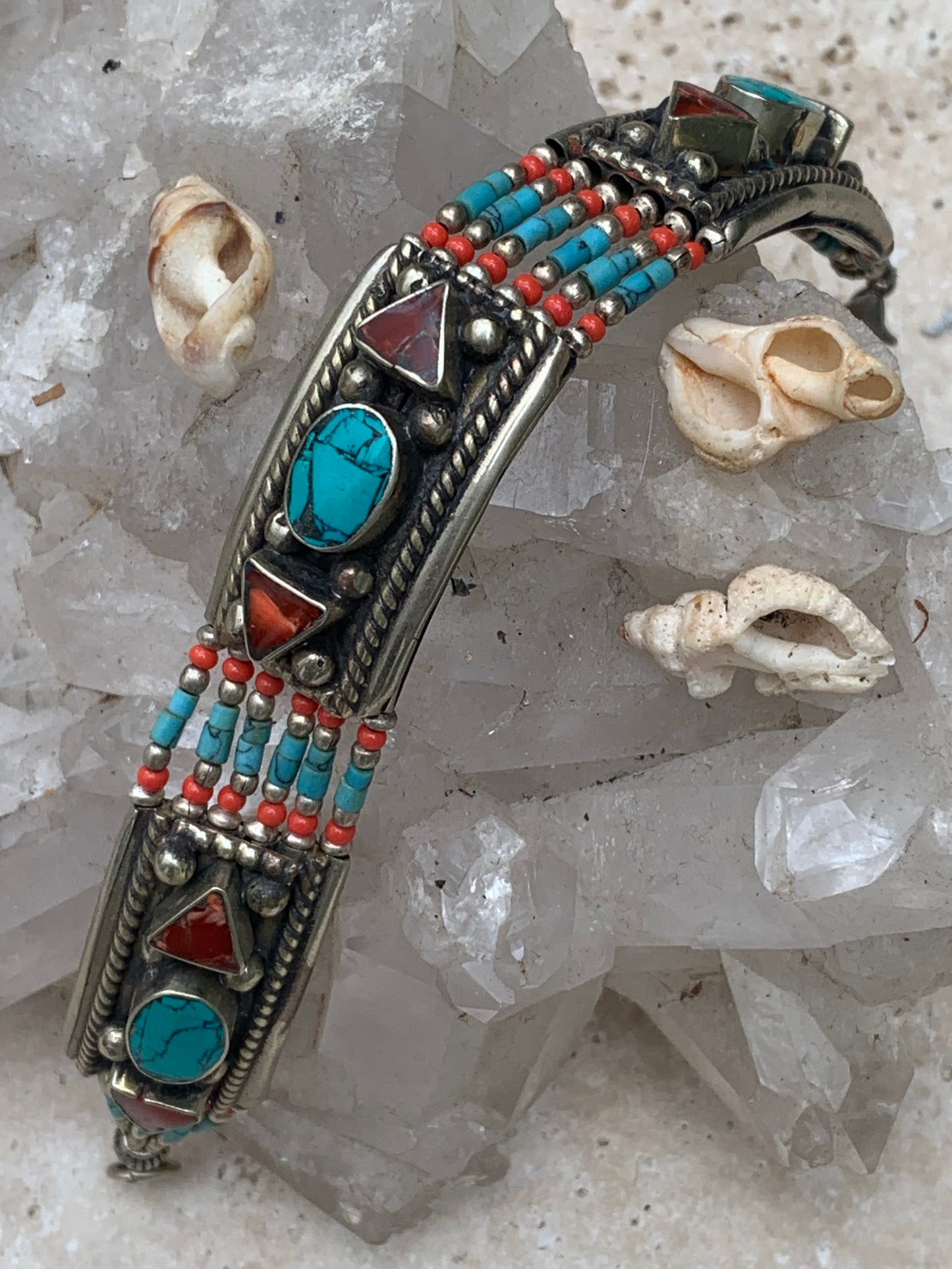 Superbe bracelet en perle et cabochon de turquoise et corail. 18,5 cm de long. Fait au Népal !