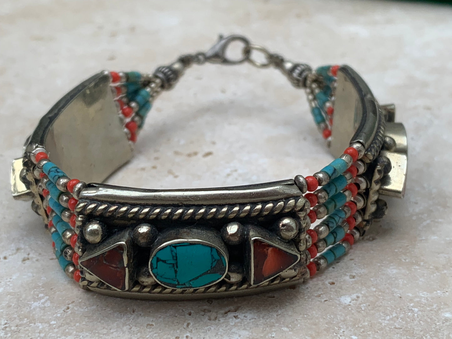 Superbe bracelet en perle et cabochon de turquoise et corail. 18,5 cm de long. Fait au Népal !