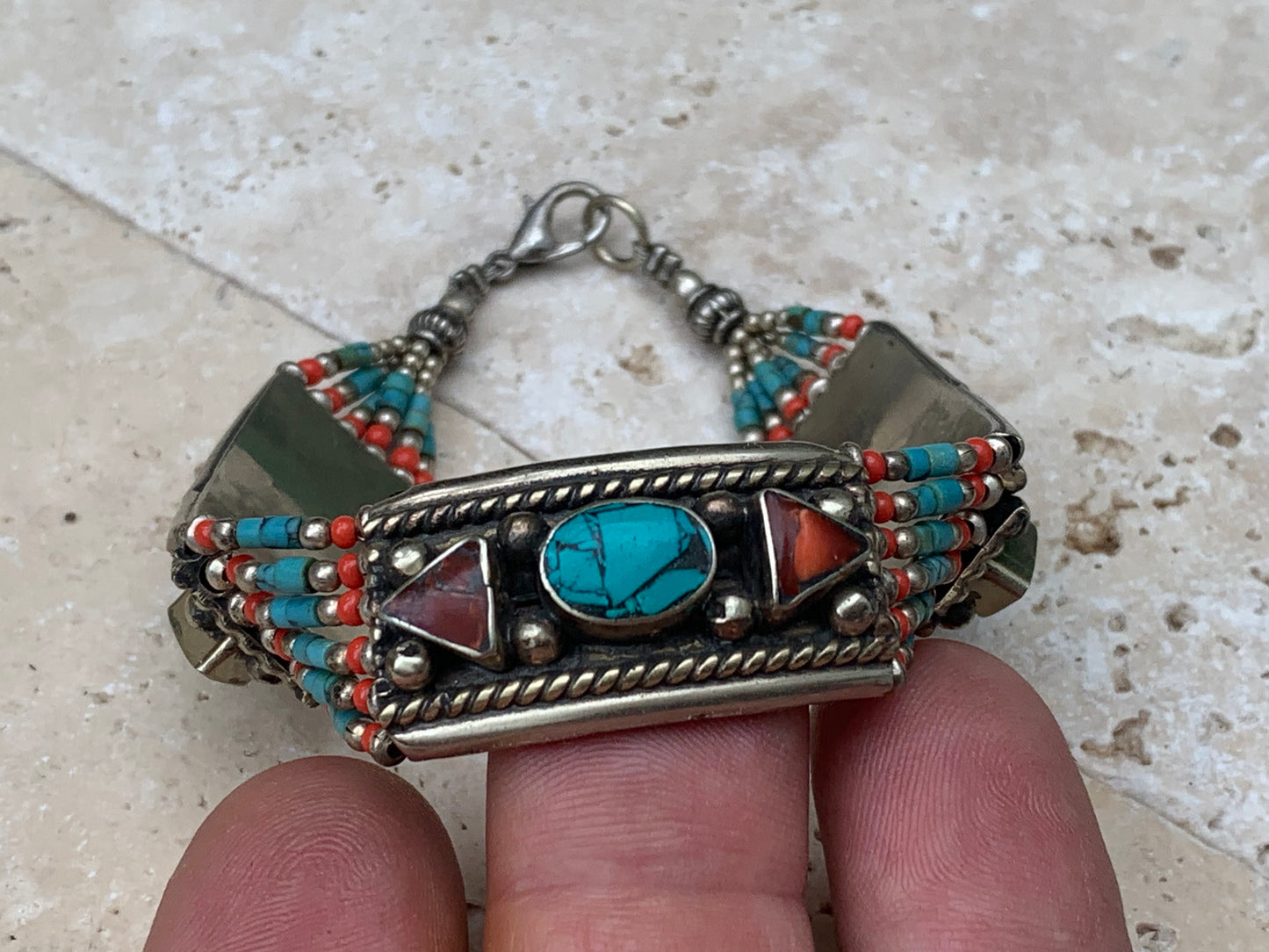 Superbe bracelet en perle et cabochon de turquoise et corail. 18,5 cm de long. Fait au Népal !