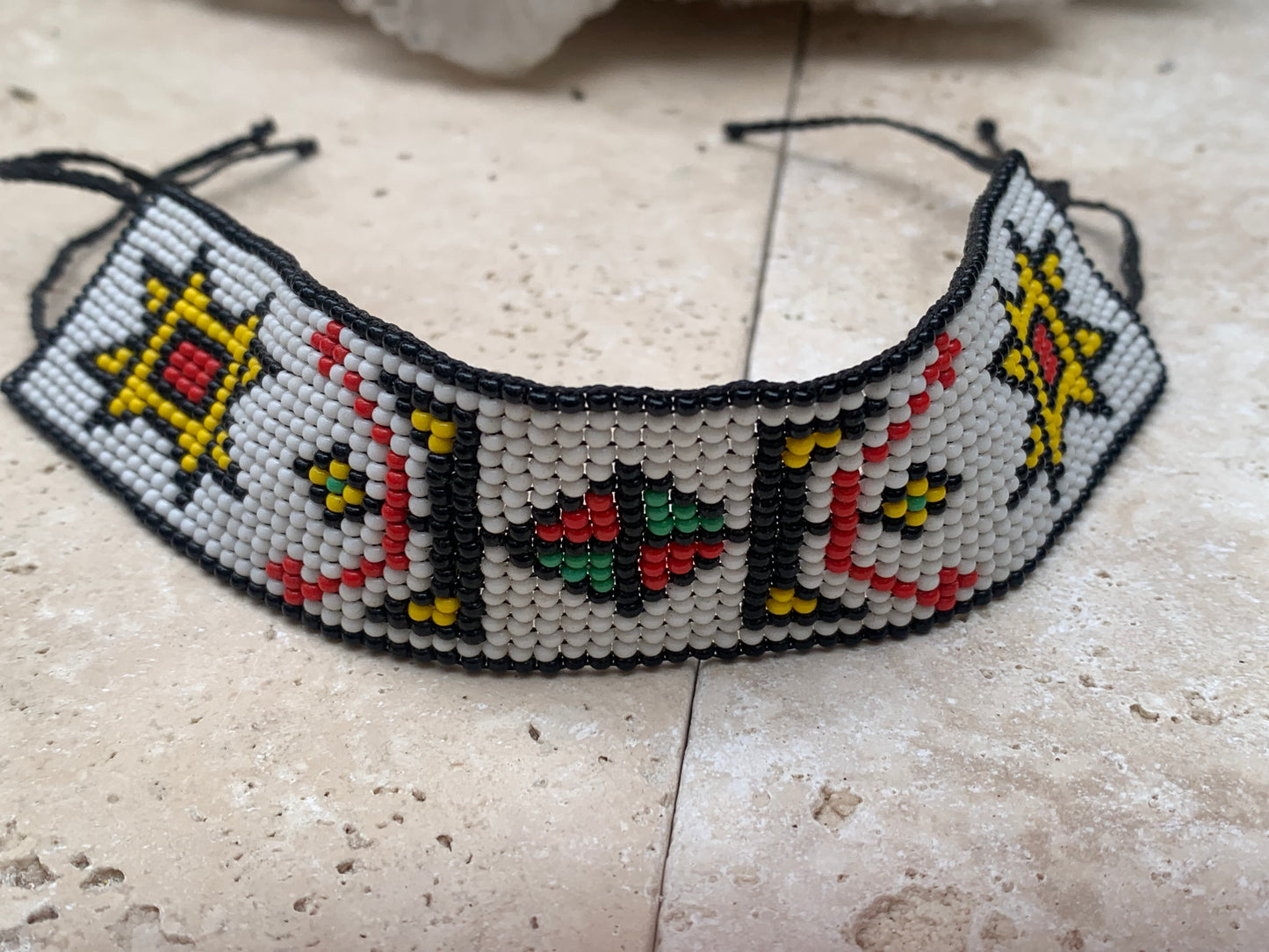 Bracelet amérindien en perles de rocaille 2 mm - 18,5 cm. Motifs authentiques faits main au Québec. Pour cheville ou poignet !