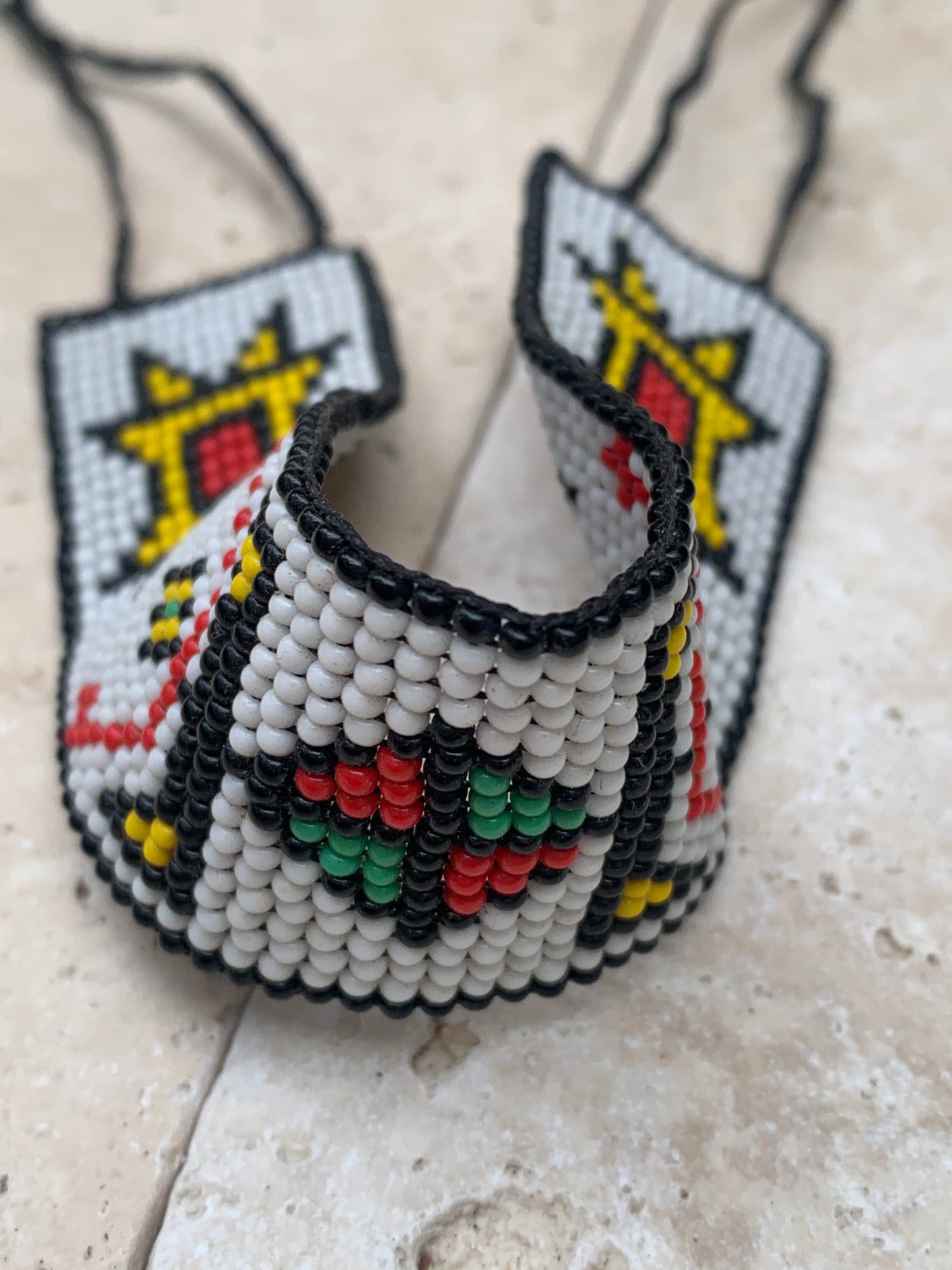 Bracelet amérindien en perles de rocaille 2 mm - 18,5 cm. Motifs authentiques faits main au Québec. Pour cheville ou poignet !