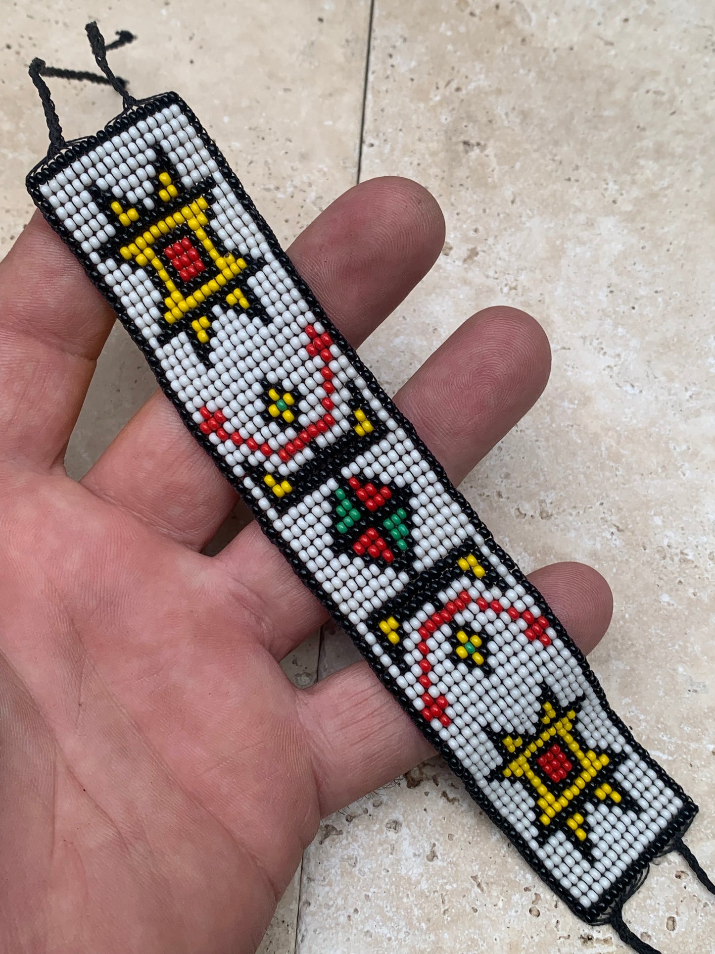 Bracelet amérindien en perles de rocaille 2 mm - 18,5 cm. Motifs authentiques faits main au Québec. Pour cheville ou poignet !