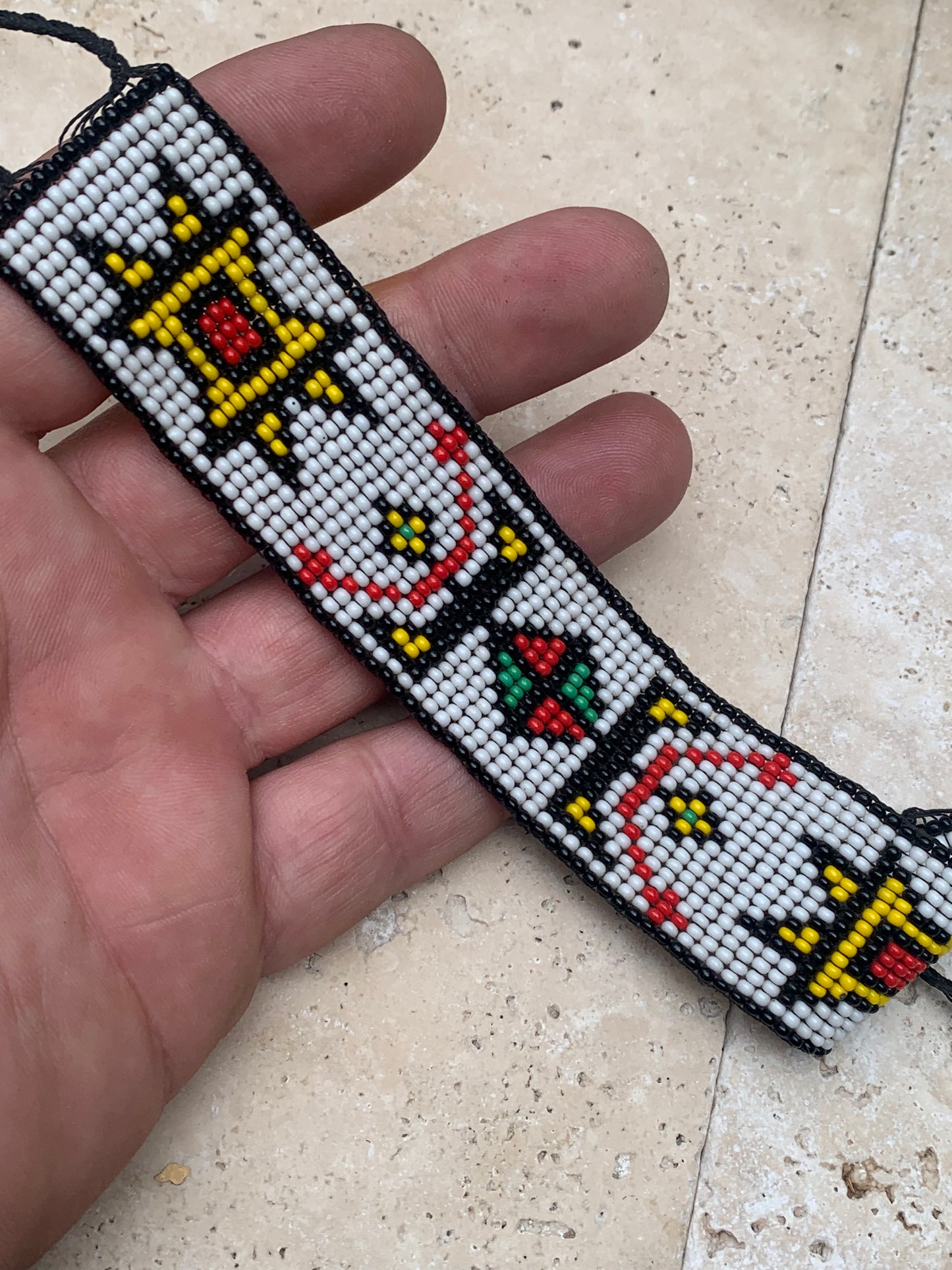 Bracelet amérindien en perles de rocaille 2 mm - 18,5 cm. Motifs authentiques faits main au Québec. Pour cheville ou poignet !