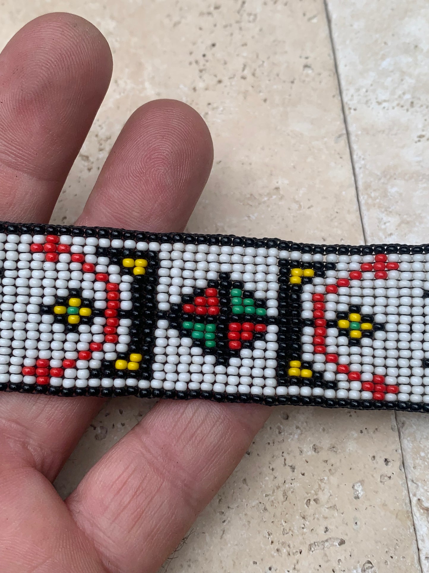 Bracelet amérindien en perles de rocaille 2 mm - 18,5 cm. Motifs authentiques faits main au Québec. Pour cheville ou poignet !