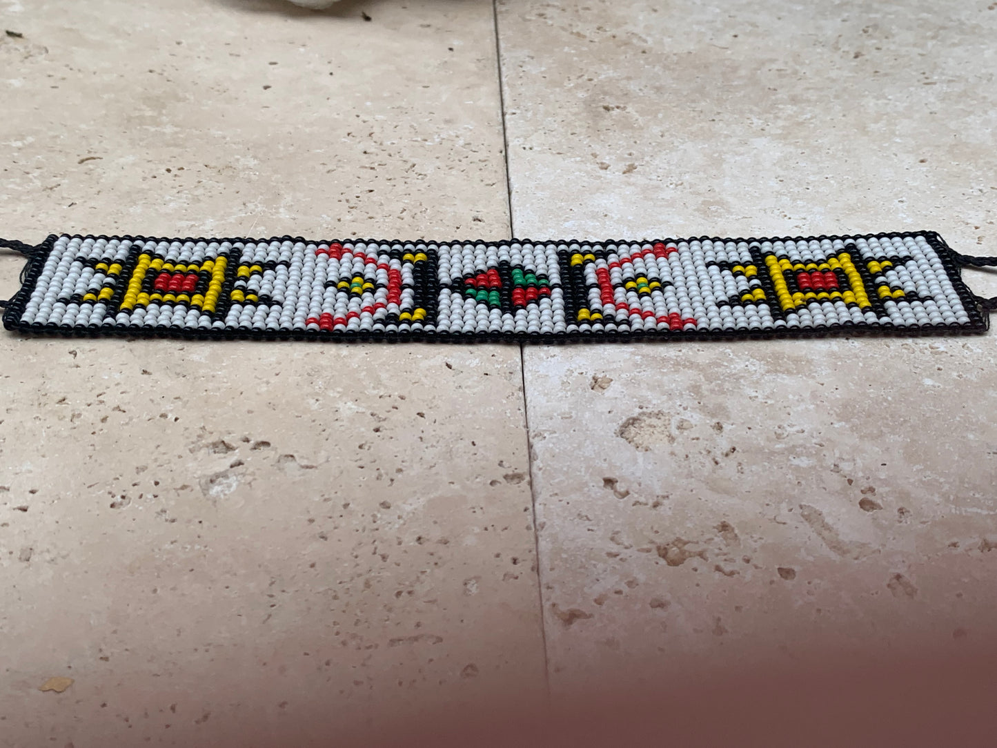 Bracelet amérindien en perles de rocaille 2 mm - 18,5 cm. Motifs authentiques faits main au Québec. Pour cheville ou poignet !