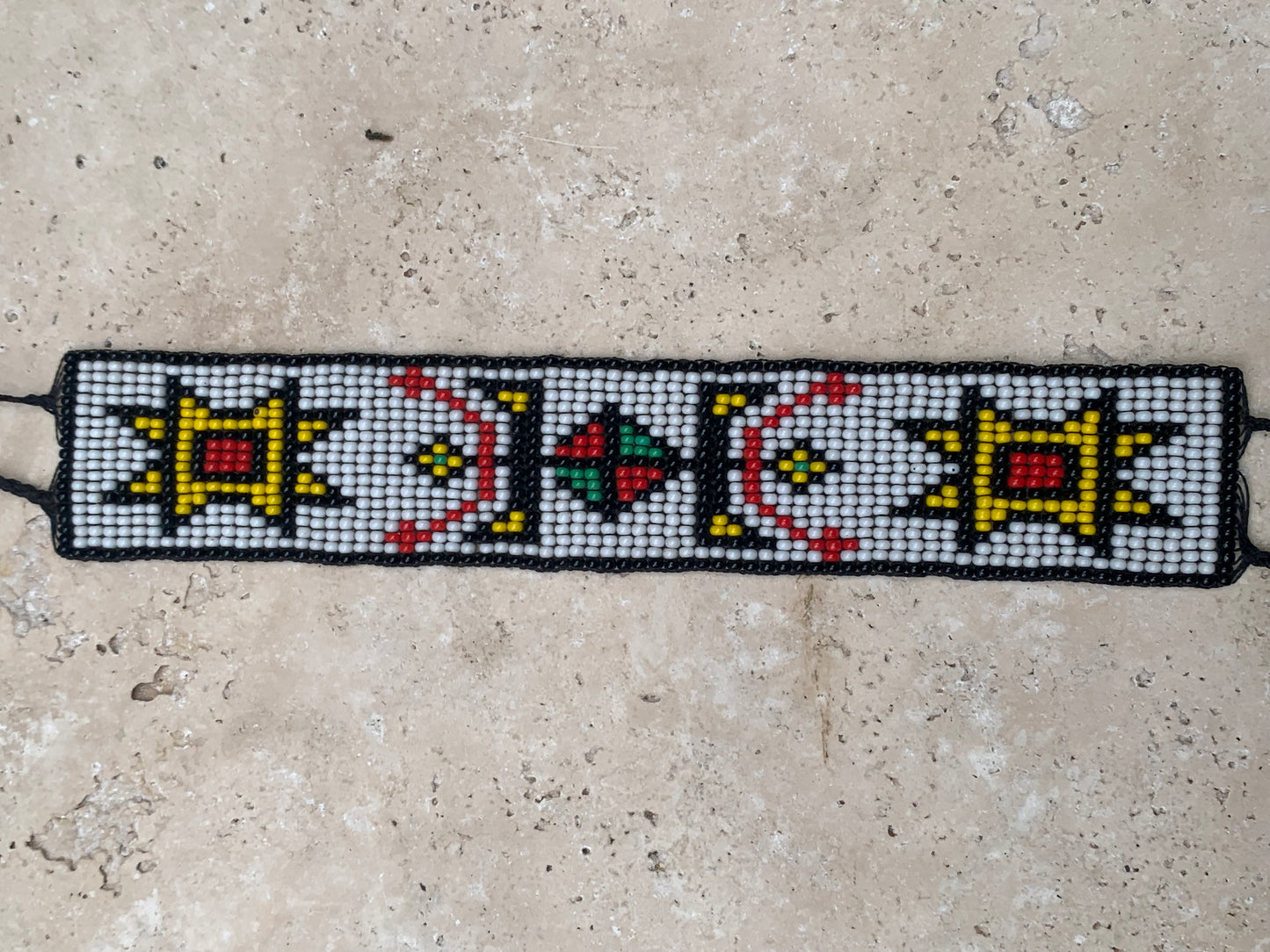 Bracelet amérindien en perles de rocaille 2 mm - 18,5 cm. Motifs authentiques faits main au Québec. Pour cheville ou poignet !
