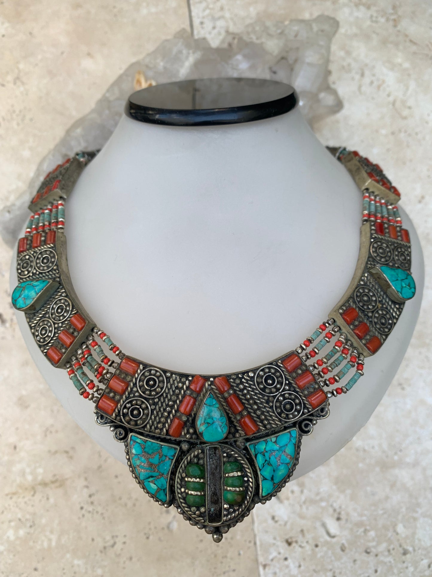 Superbe collier/ parure en perle et cabochon de turquoise et de corail. 45 cm de long. Fait au Népal ! Véritable œuvre d'art, un joyau !
