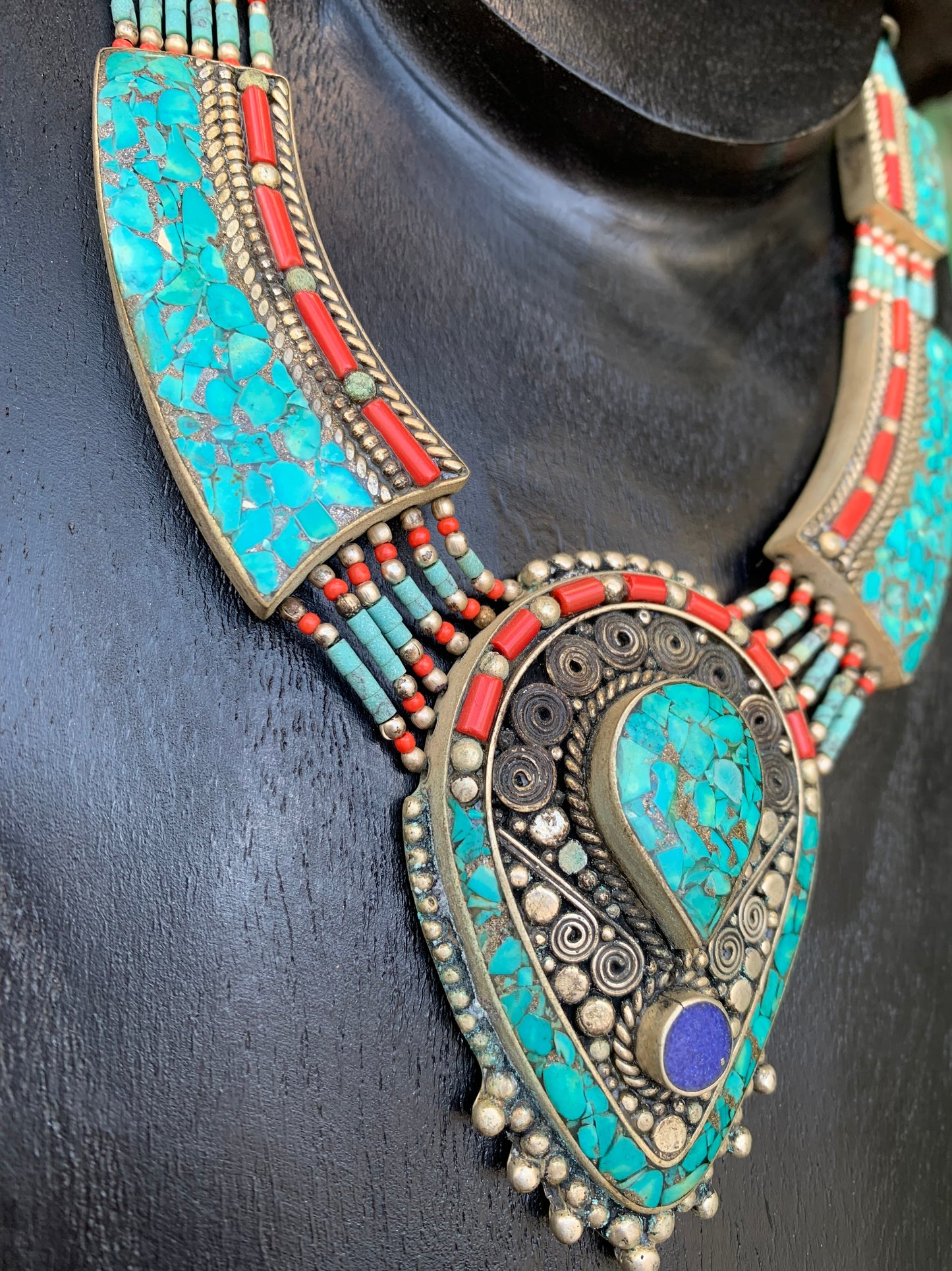 Collier artisanal du Népal, 45 cm, en turquoise et corail – un bijou unique !