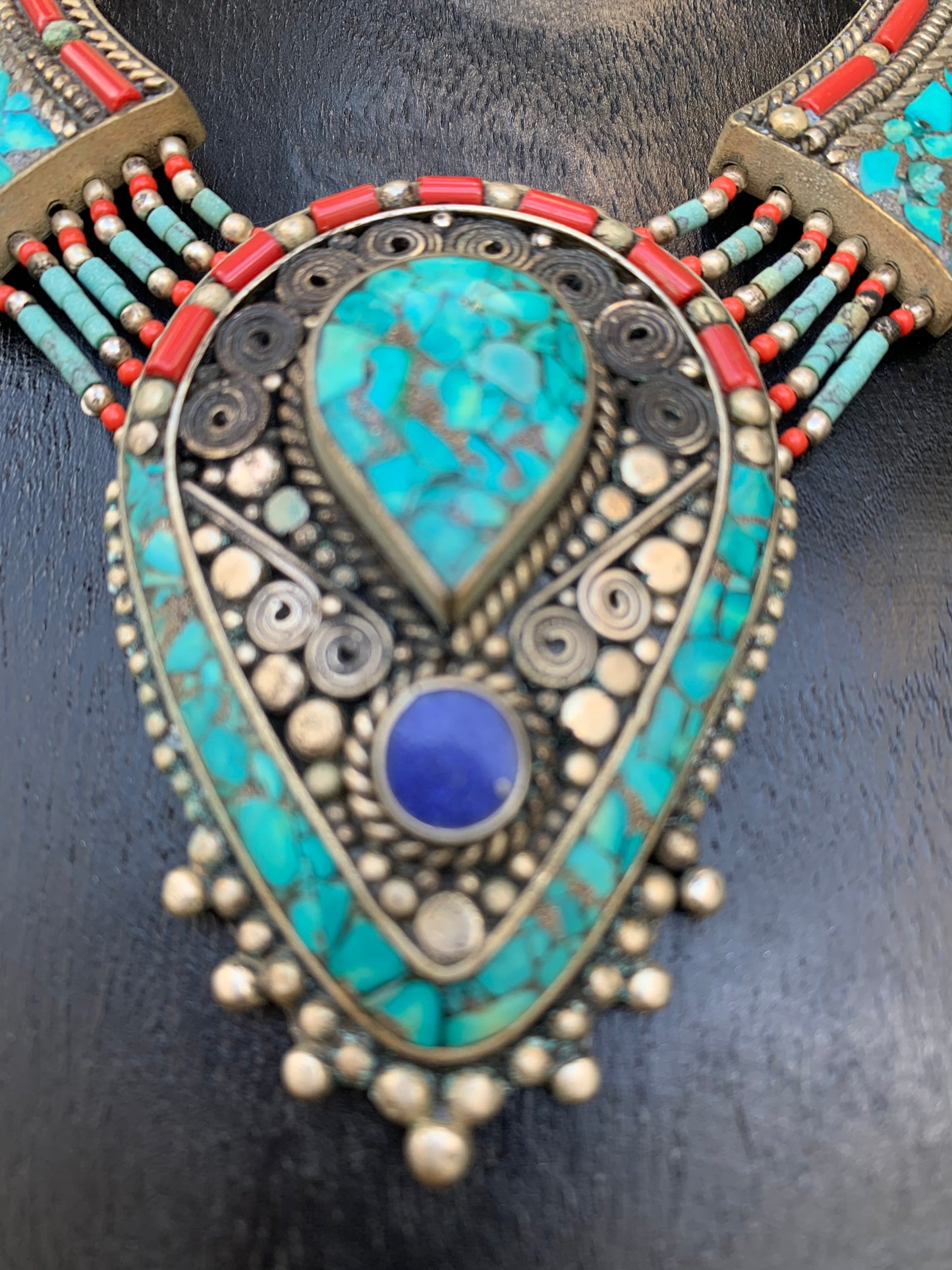 Collier artisanal du Népal, 45 cm, en turquoise et corail – un bijou unique !