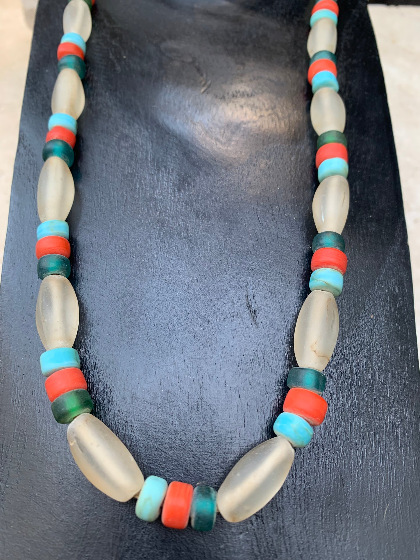 Collier de perles en verre fait au Népal, 68 cm de long, superbe pièce de l'artisanat local, magnifiques couleurs !