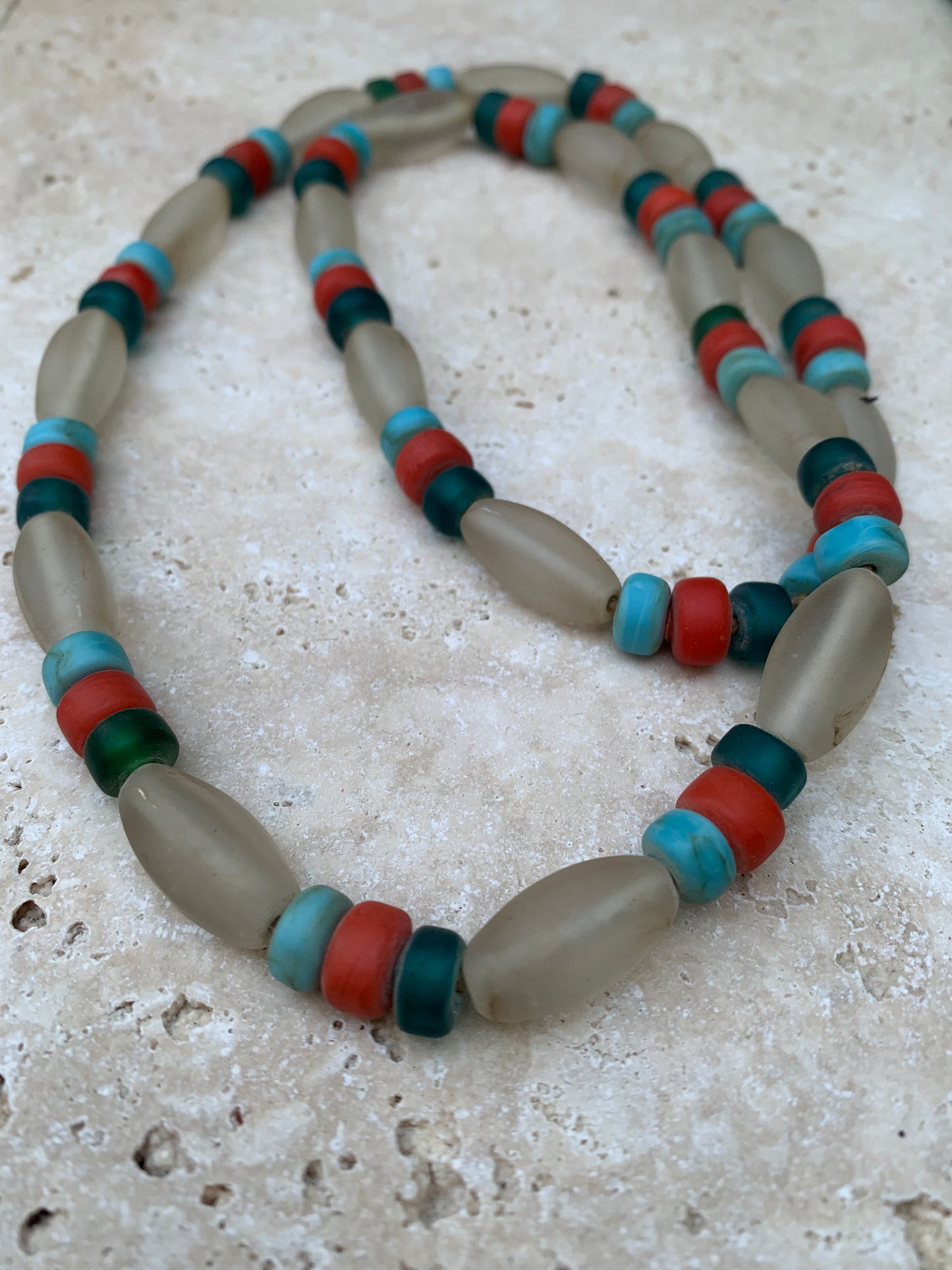 Collier de perles en verre fait au Népal, 68 cm de long, superbe pièce de l'artisanat local, magnifiques couleurs !
