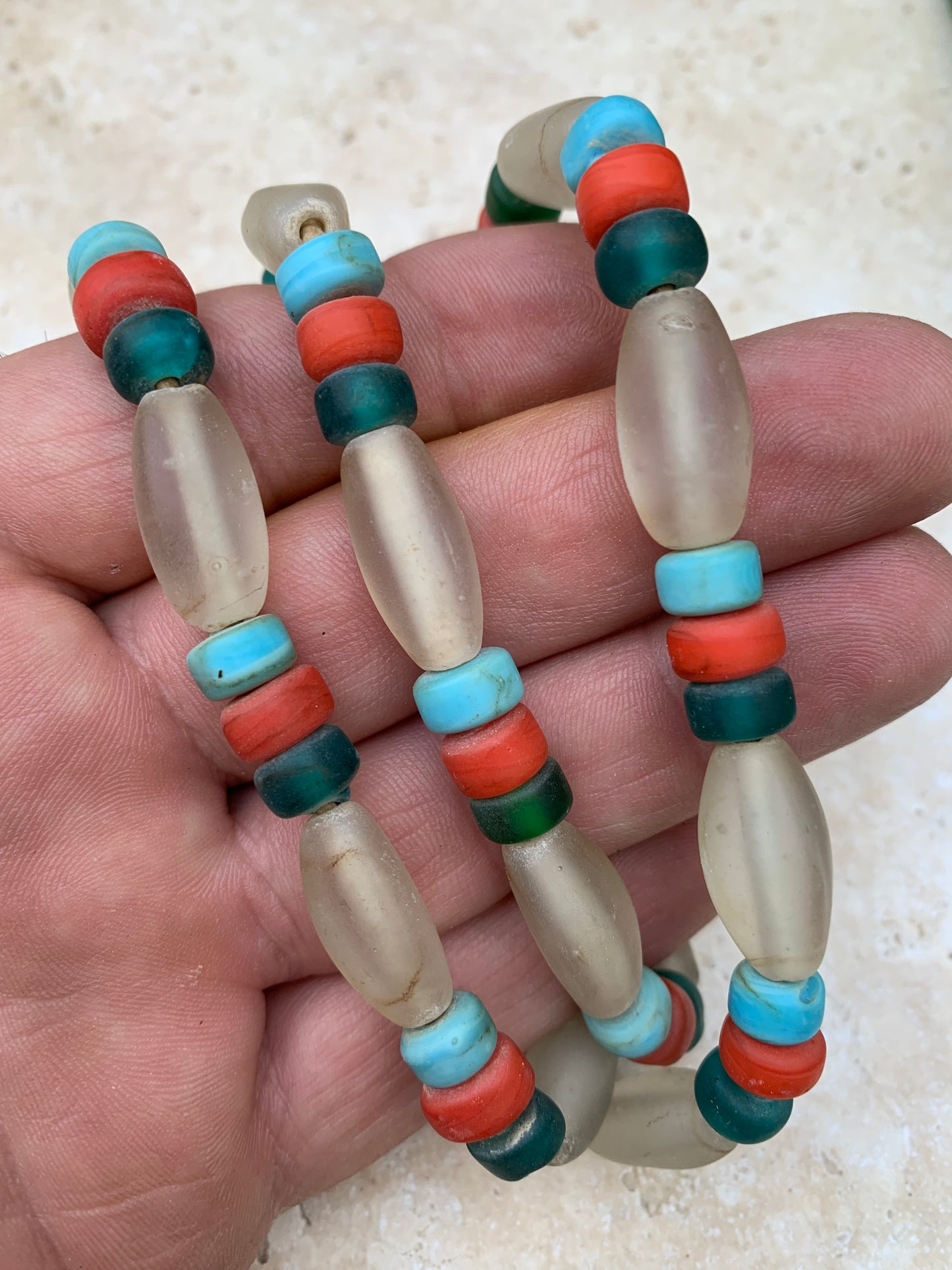 Collier de perles en verre fait au Népal, 68 cm de long, superbe pièce de l'artisanat local, magnifiques couleurs !