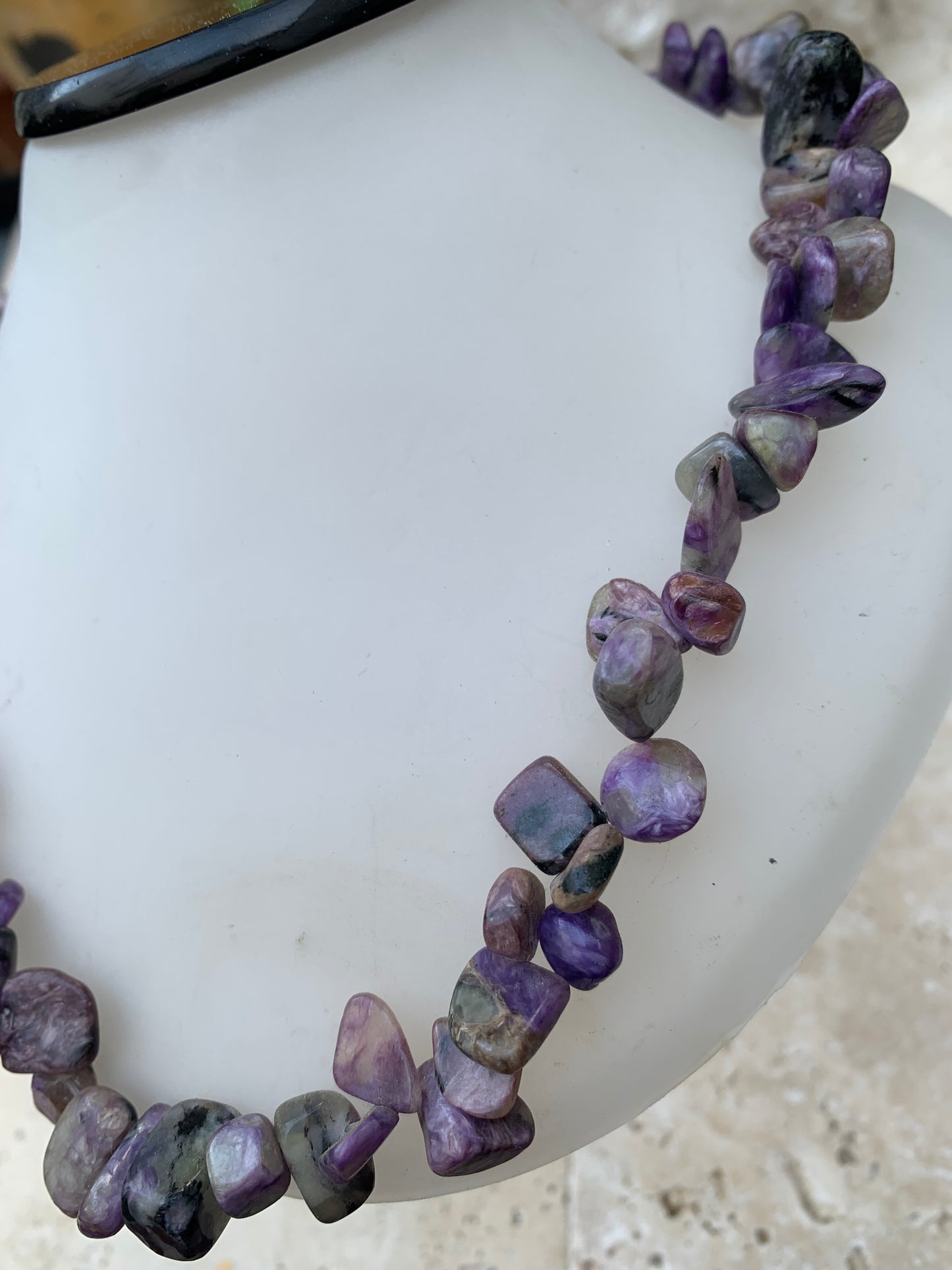 Charoite, perles en grains polis de 5 à 12mm. 44cm de longueur + rajout de 5cm en chaînette. Qualité A à AA, superbes perles !