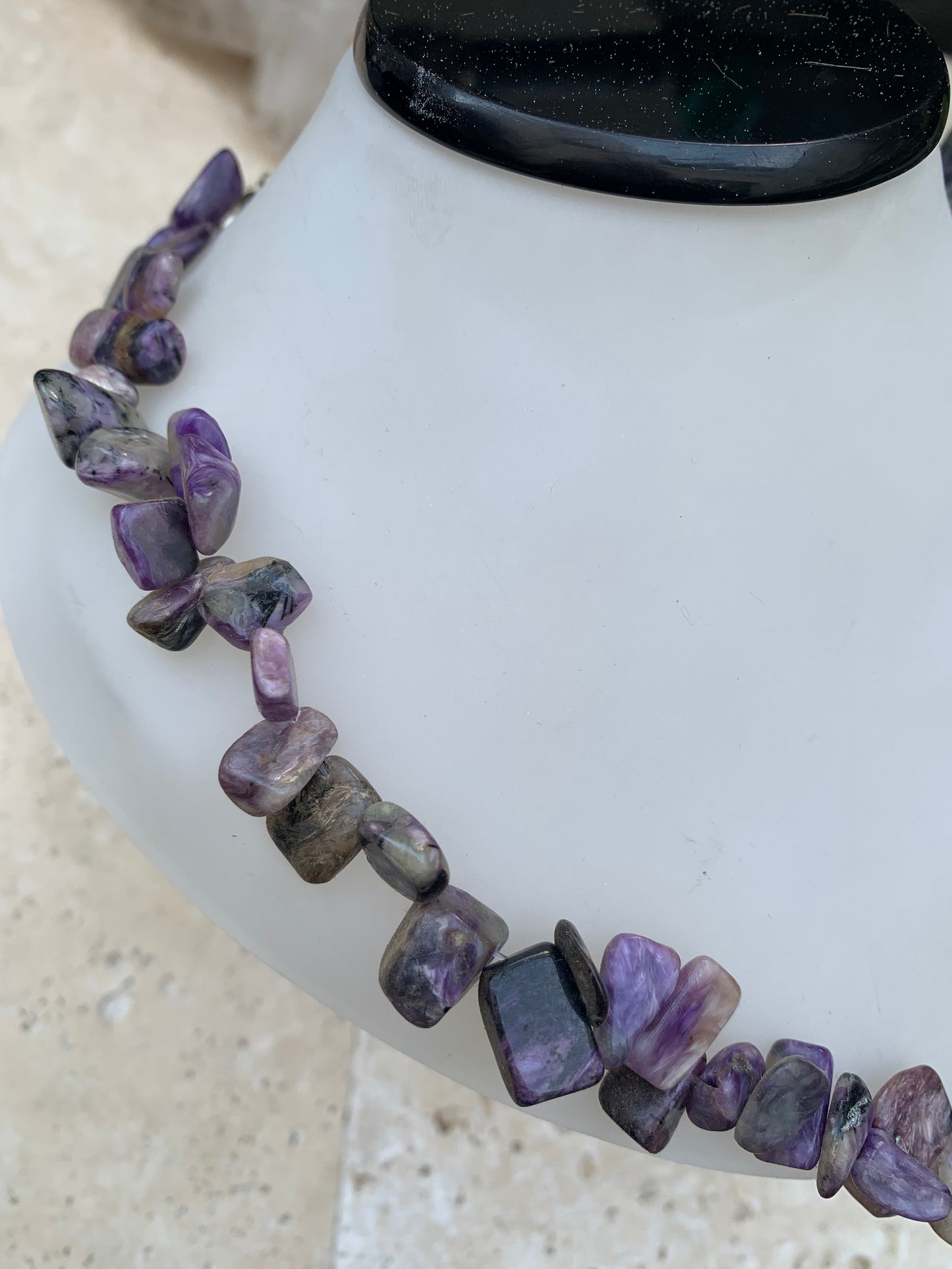 Charoite, perles en grains polis de 5 à 12mm. 44cm de longueur + rajout de 5cm en chaînette. Qualité A à AA, superbes perles !