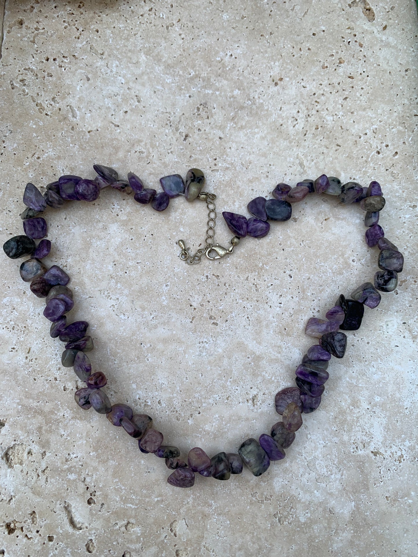 Charoite, perles en grains polis de 5 à 12mm. 44cm de longueur + rajout de 5cm en chaînette. Qualité A à AA, superbes perles !