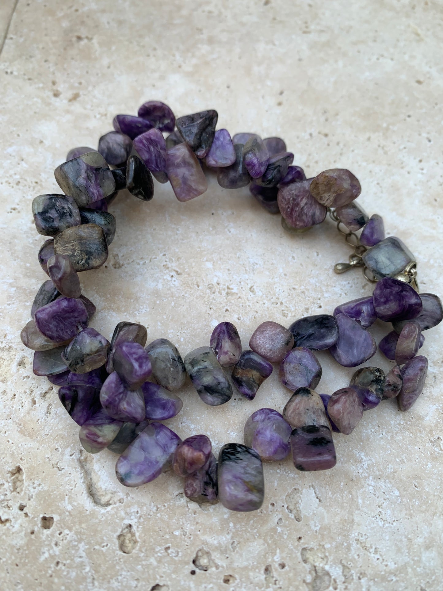 Charoite, perles en grains polis de 5 à 12mm. 44cm de longueur + rajout de 5cm en chaînette. Qualité A à AA, superbes perles !