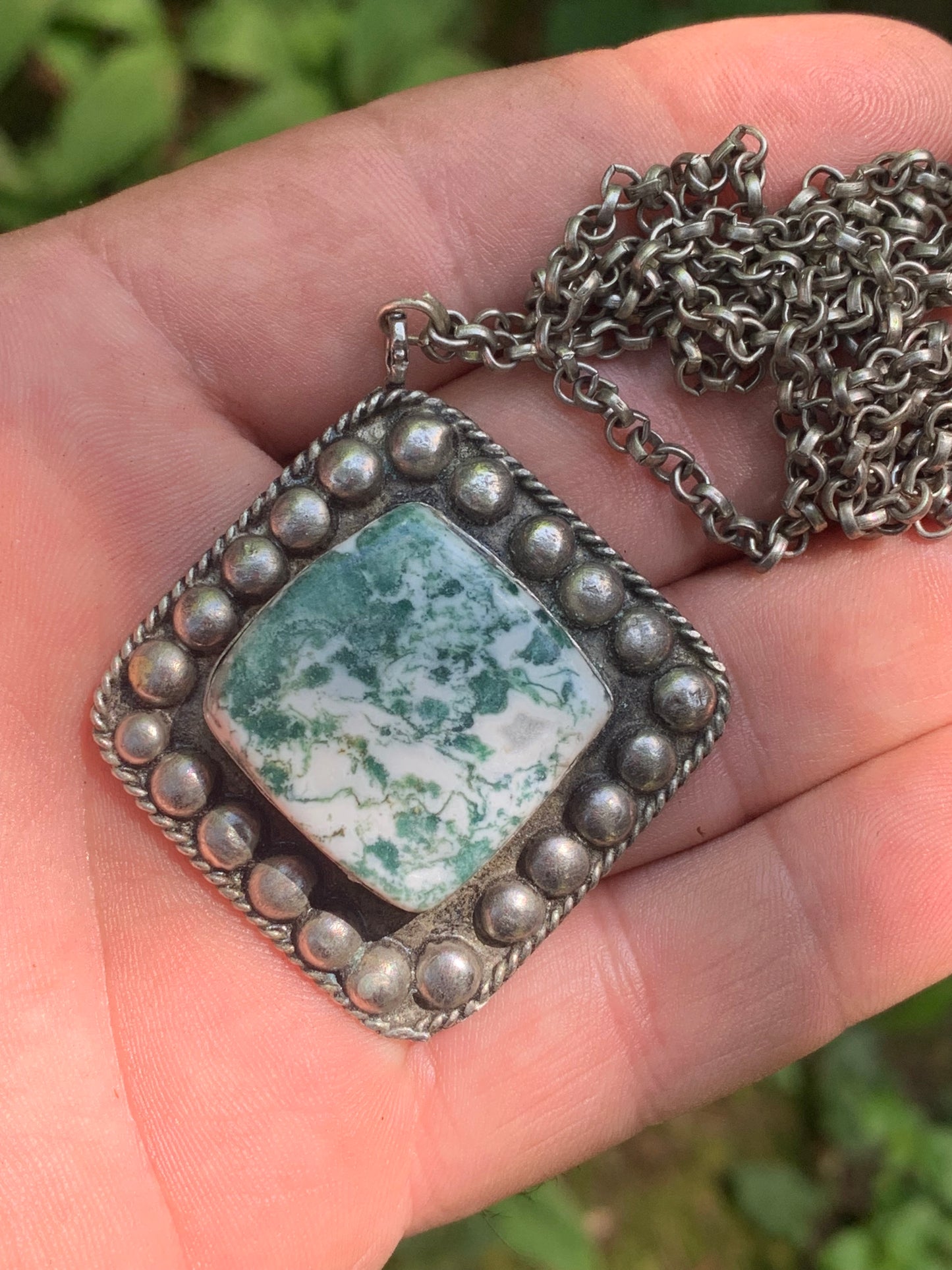 Agate Mousse/ Agate Lichen/ Agate Arbre, pendentif plaqué Argent, de 55mm de hauteur x 45 x 11. Vendu avec chainette de 76 cm !