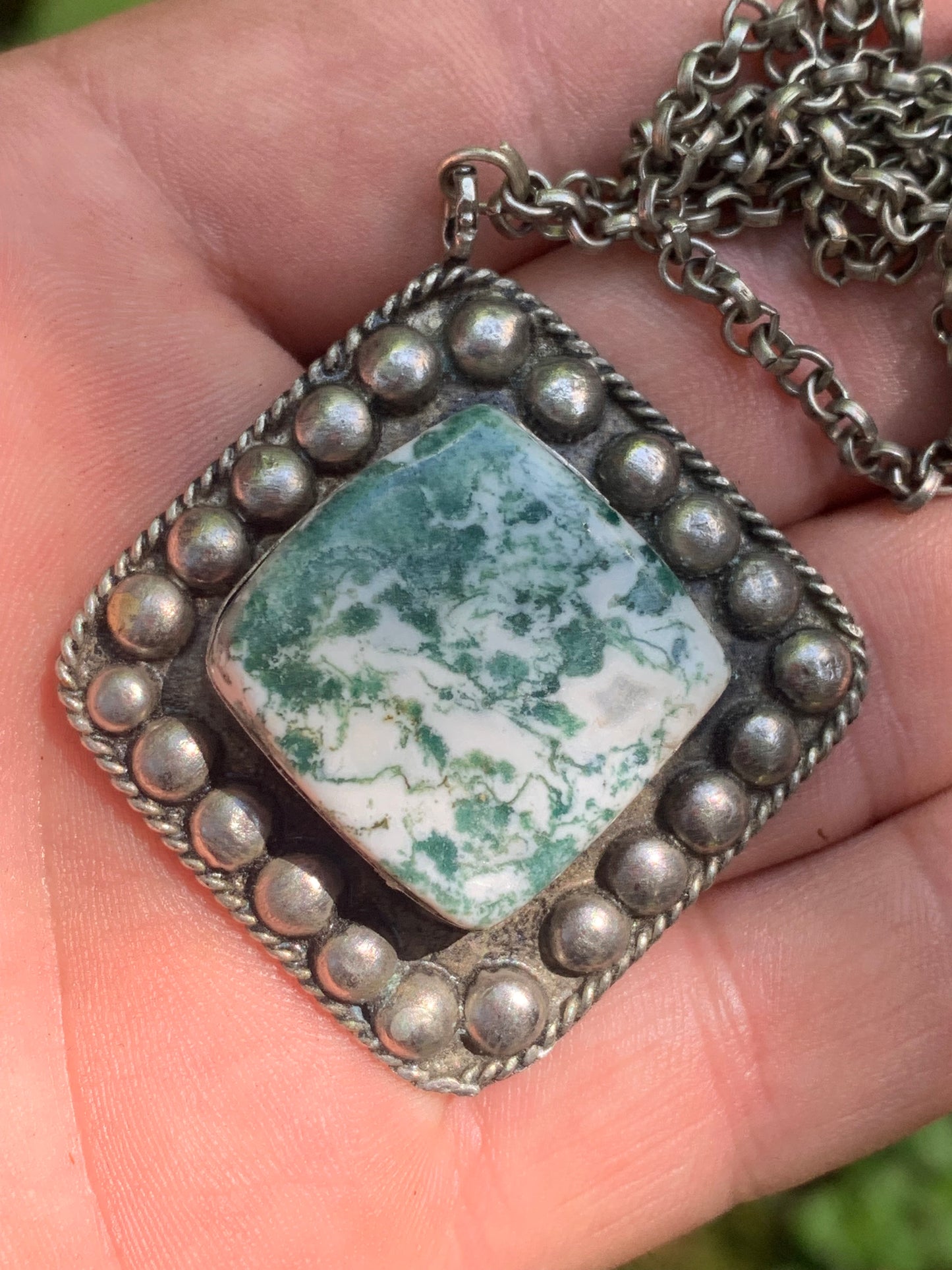 Agate Mousse/ Agate Lichen/ Agate Arbre, pendentif plaqué Argent, de 55mm de hauteur x 45 x 11. Vendu avec chainette de 76 cm !