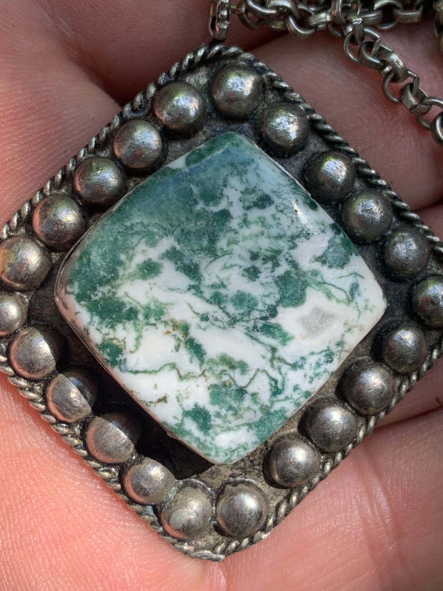 Agate Mousse/ Agate Lichen/ Agate Arbre, pendentif plaqué Argent, de 55mm de hauteur x 45 x 11. Vendu avec chainette de 76 cm !