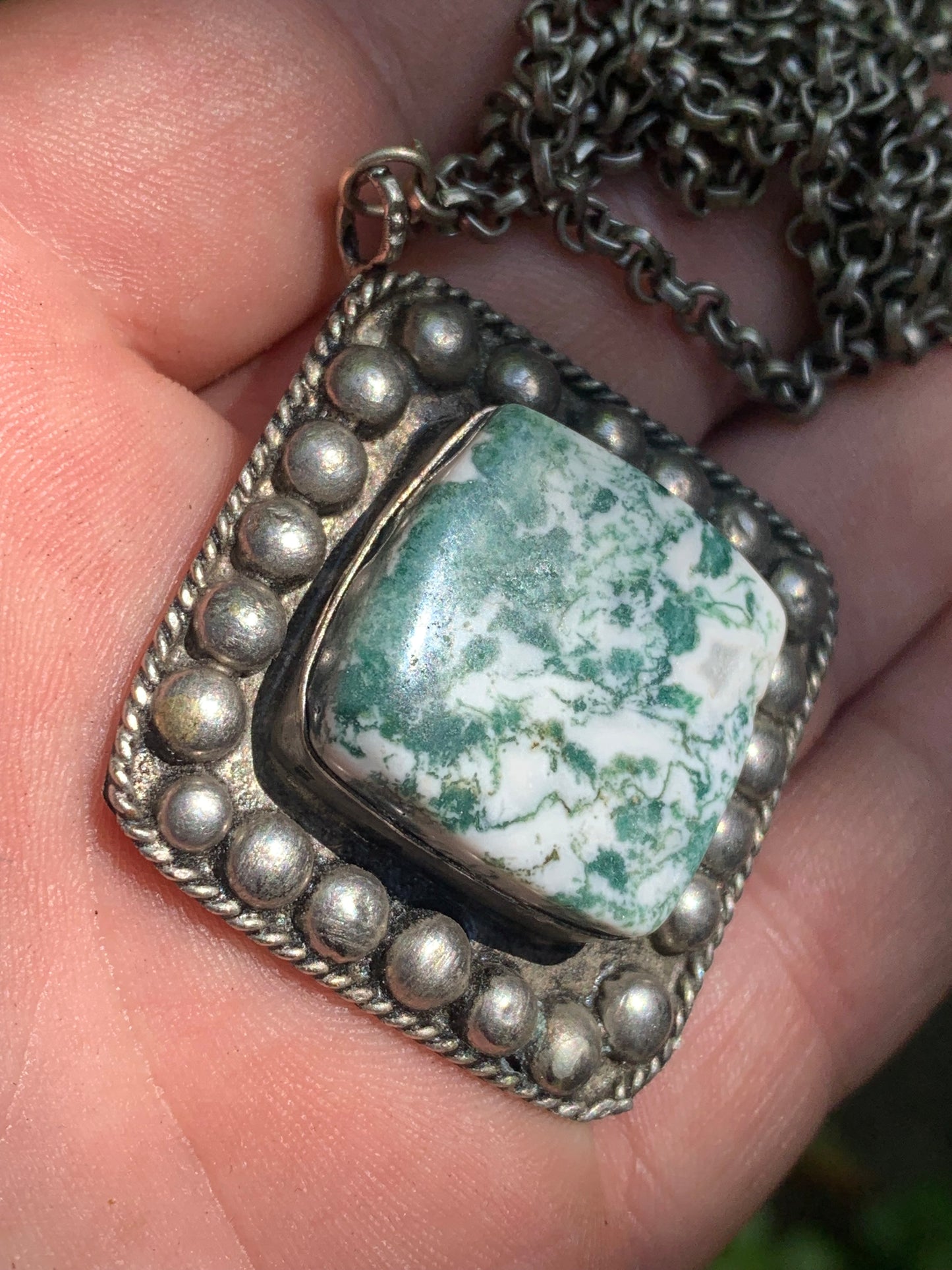 Agate Mousse/ Agate Lichen/ Agate Arbre, pendentif plaqué Argent, de 55mm de hauteur x 45 x 11. Vendu avec chainette de 76 cm !
