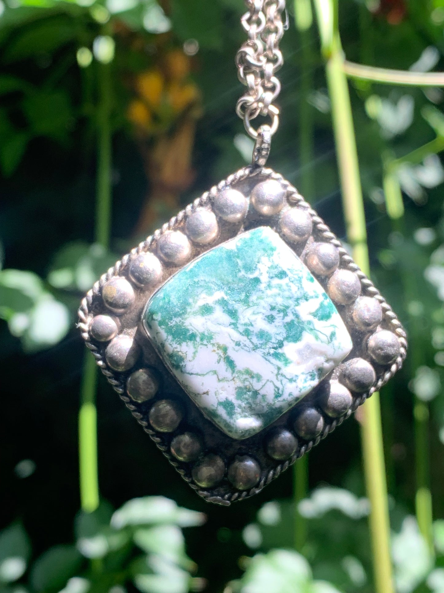 Agate Mousse/ Agate Lichen/ Agate Arbre, pendentif plaqué Argent, de 55mm de hauteur x 45 x 11. Vendu avec chainette de 76 cm !