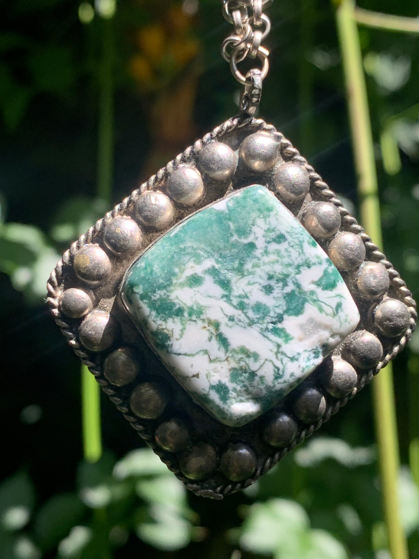 Agate Mousse/ Agate Lichen/ Agate Arbre, pendentif plaqué Argent, de 55mm de hauteur x 45 x 11. Vendu avec chainette de 76 cm !