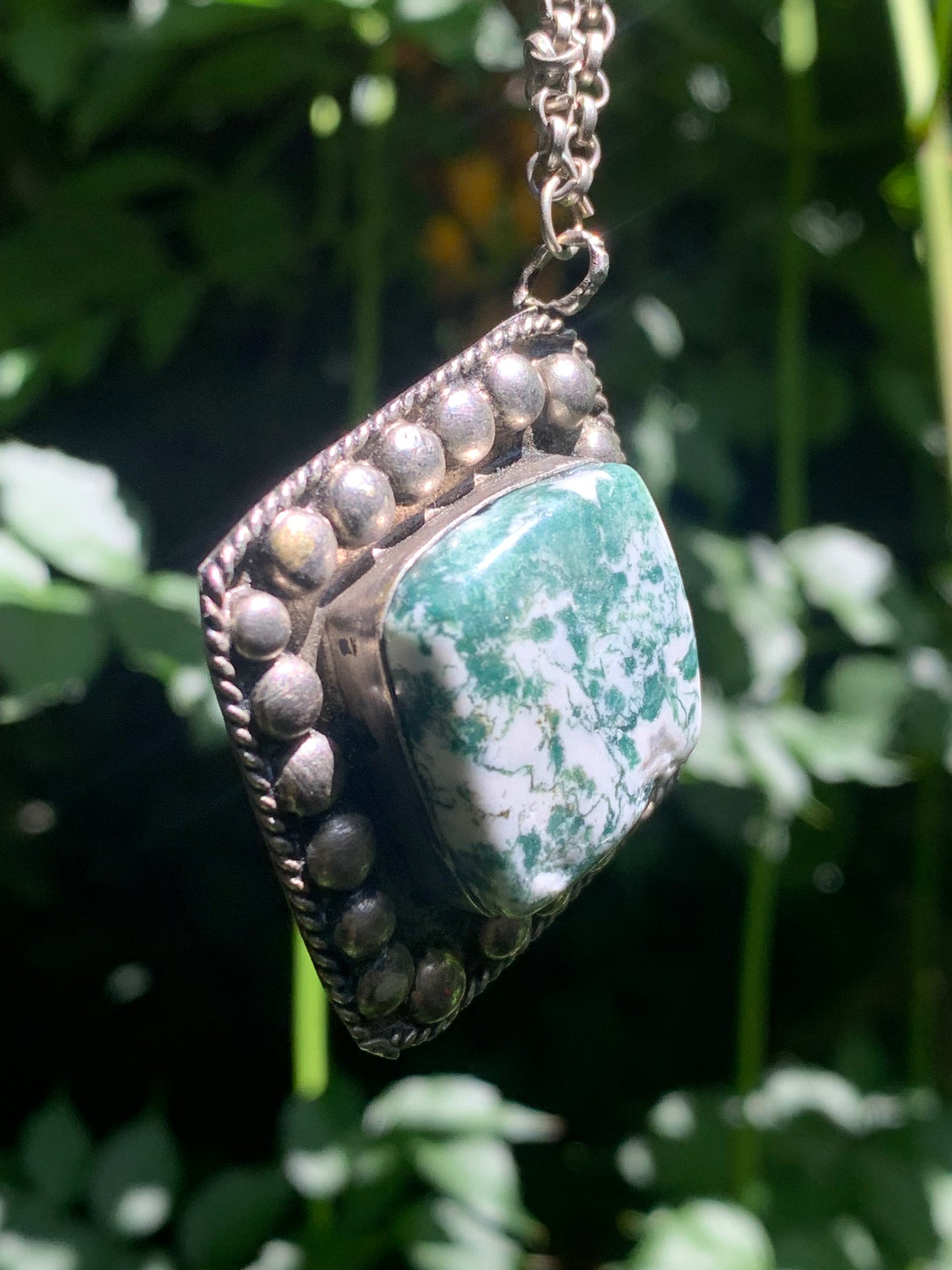 Agate Mousse/ Agate Lichen/ Agate Arbre, pendentif plaqué Argent, de 55mm de hauteur x 45 x 11. Vendu avec chainette de 76 cm !
