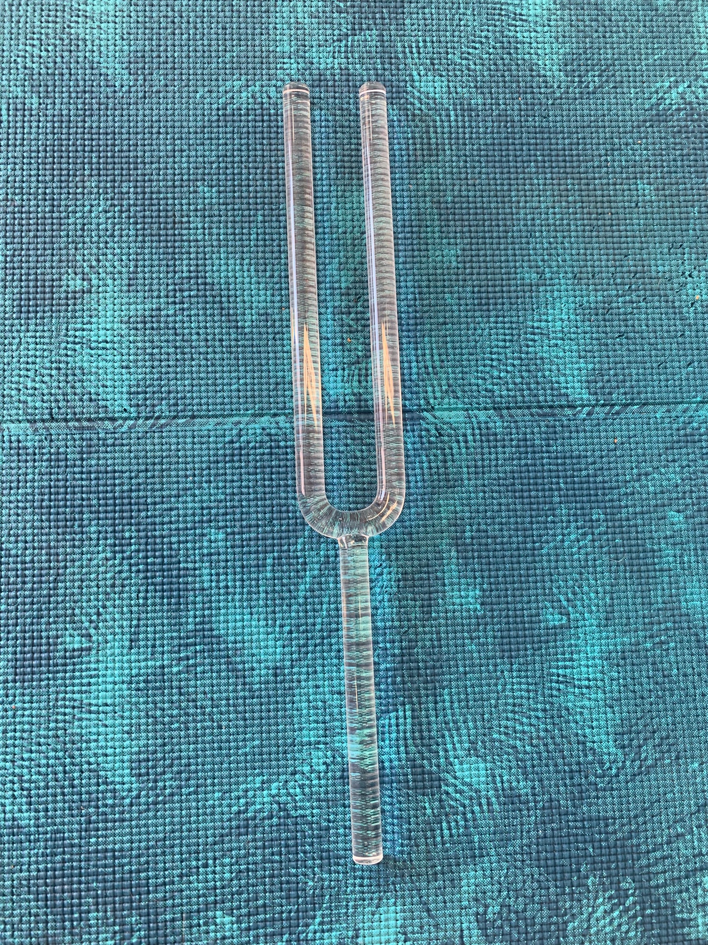 Diapason de cristal (quartz) accordé en DO#/ Cis - 45 cm x 6 de largeur. Livré avec boîte de protection en mousse et maillet adapté !