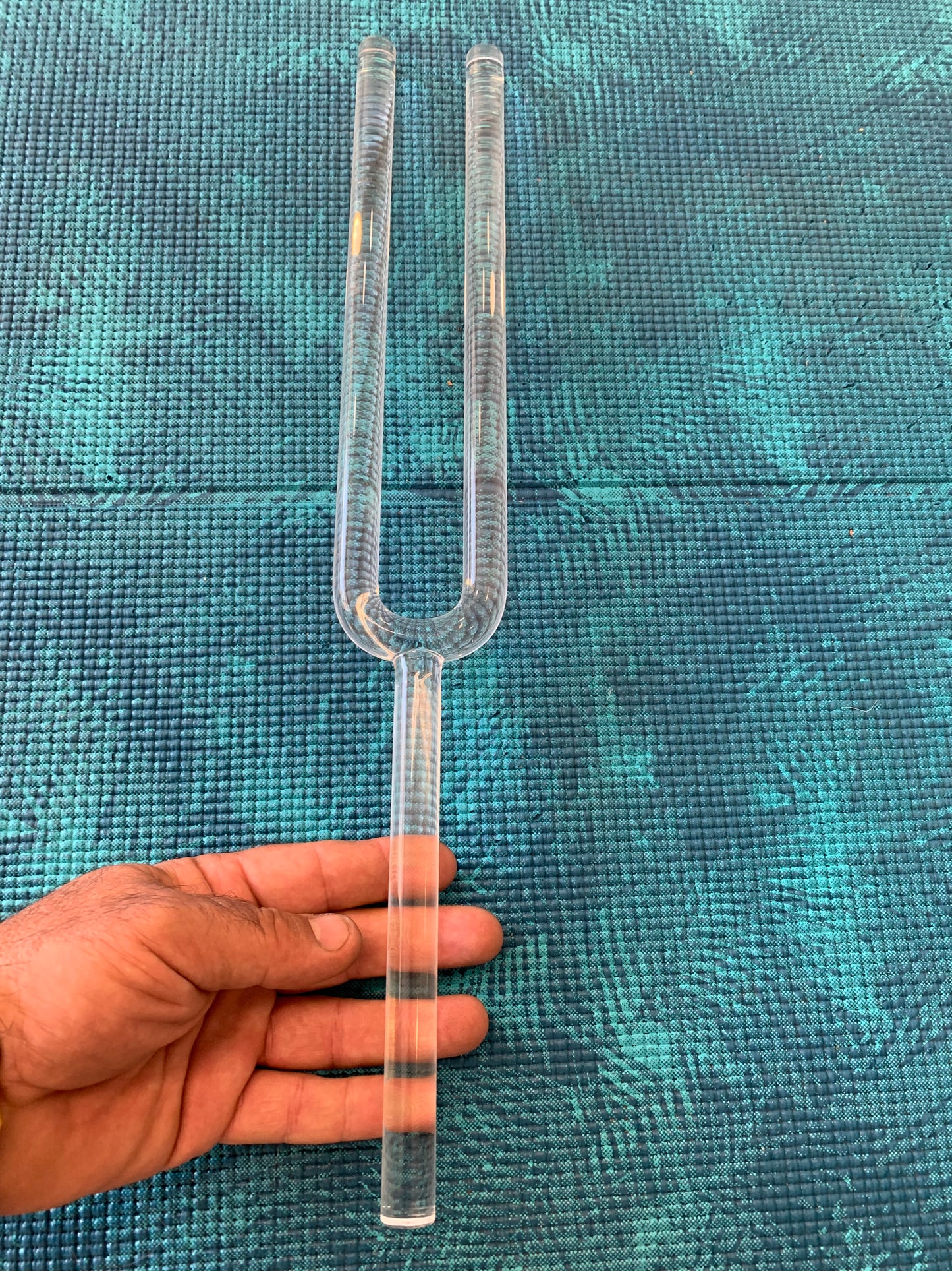 Diapason de cristal (quartz) accordé en DO#/ Cis - 45 cm x 6 de largeur. Livré avec boîte de protection en mousse et maillet adapté !