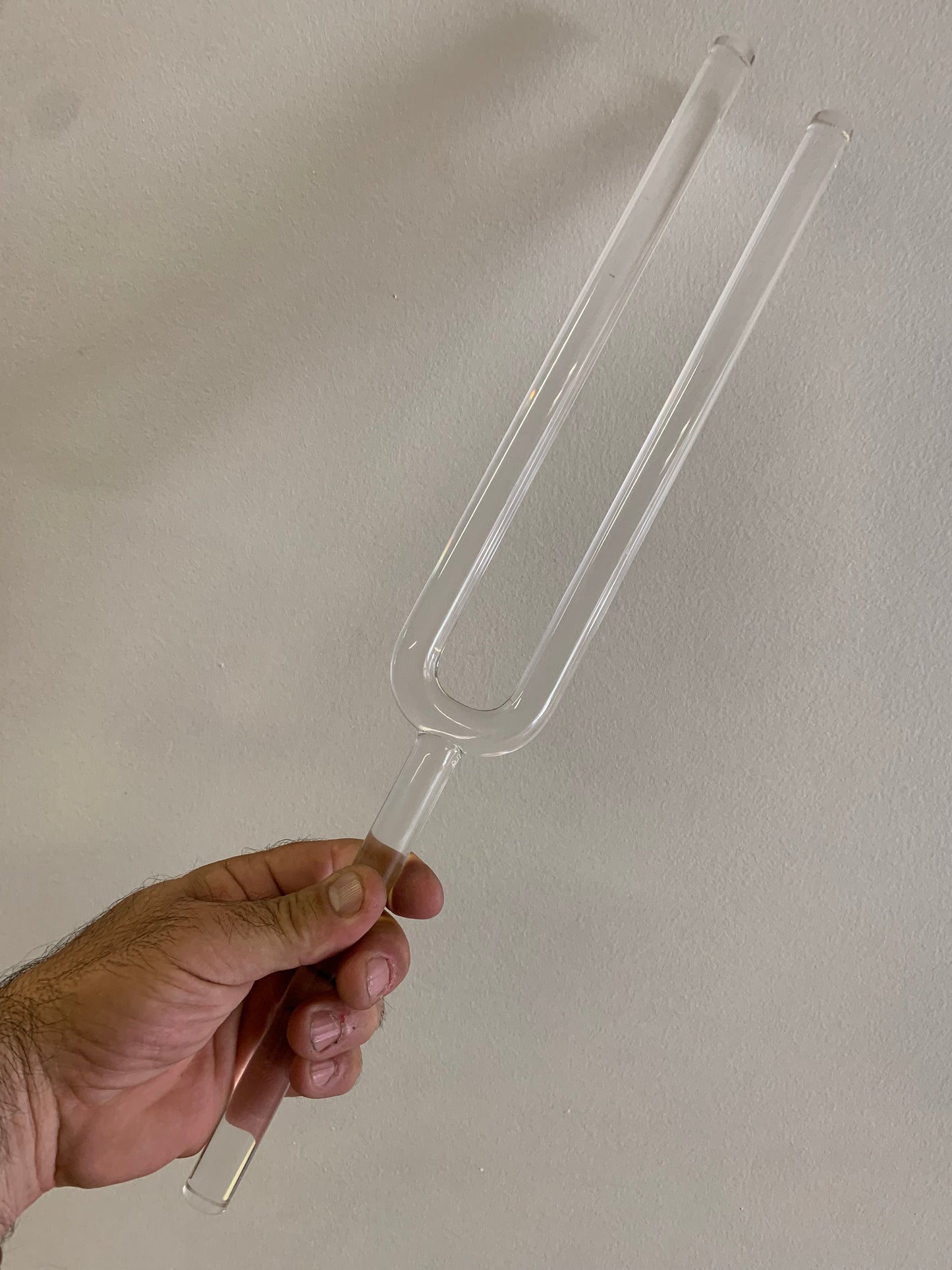 Diapason de cristal (quartz) accordé en DO#/ Cis - 45 cm x 6 de largeur. Livré avec boîte de protection en mousse et maillet adapté !