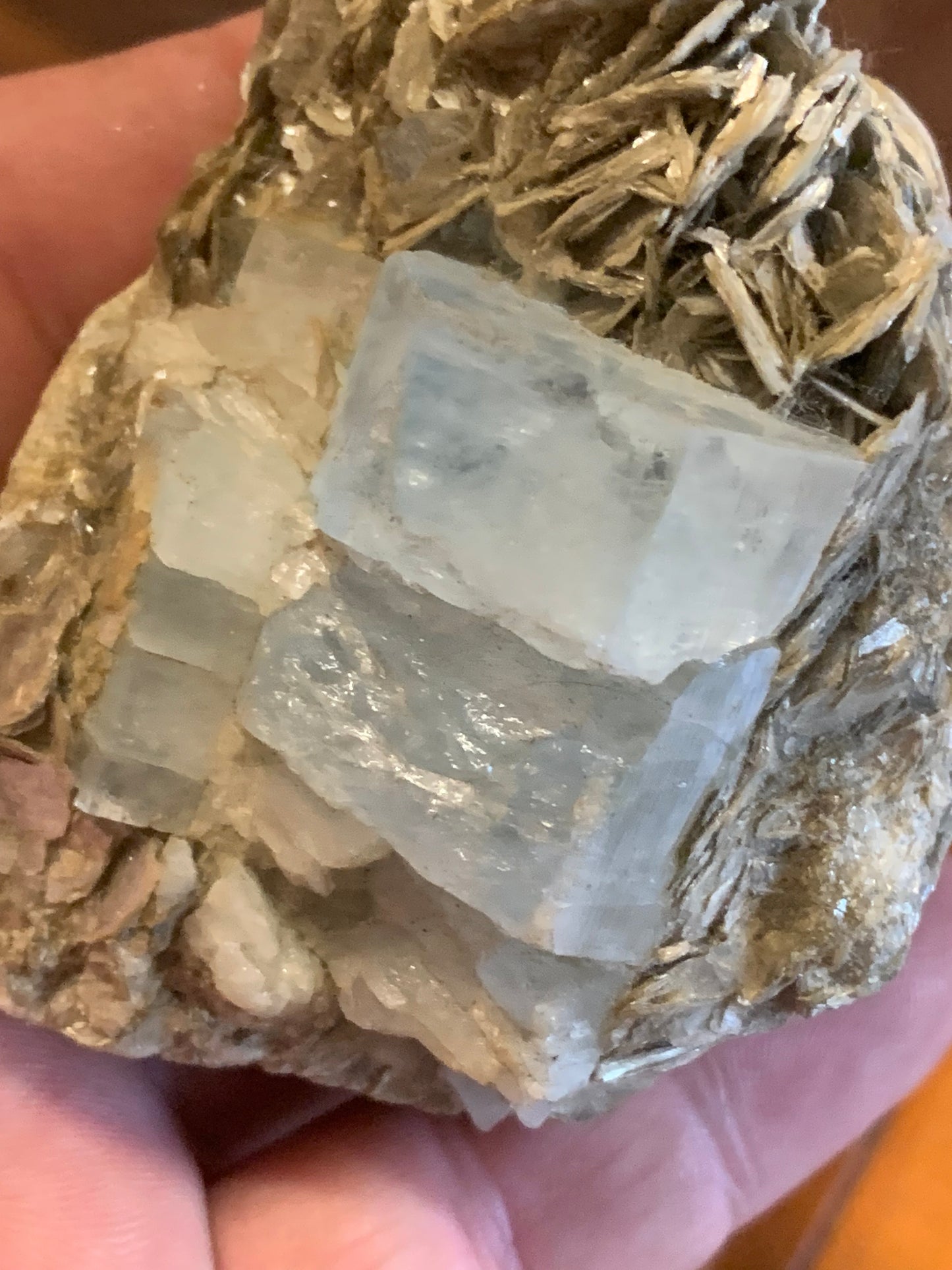 Aigue-marine avec Muscovite, superbe pièce de 70 x 60 x 50 mm en moyenne - 229 grammes environ !